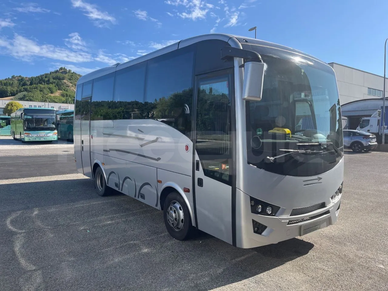 ISUZU Novo Novo Ultra/ Euro 5 - 140 Kw - 7,305 Mt - Base cover photo