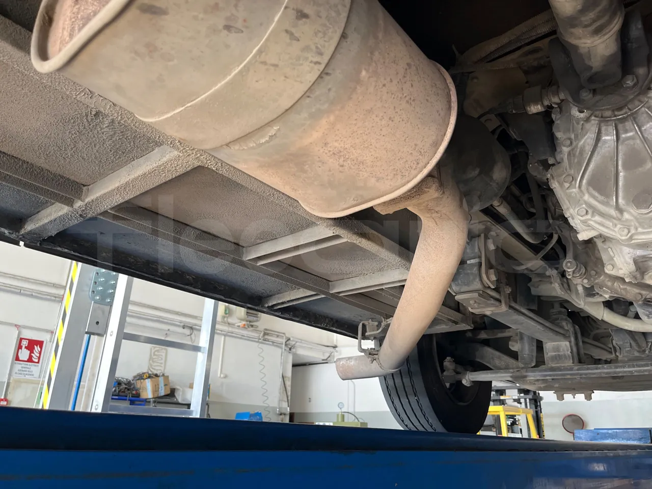 ISUZU Novo Novo Ultra/ Euro 5 - 140 Kw - 7,305 Mt - exhaust photo