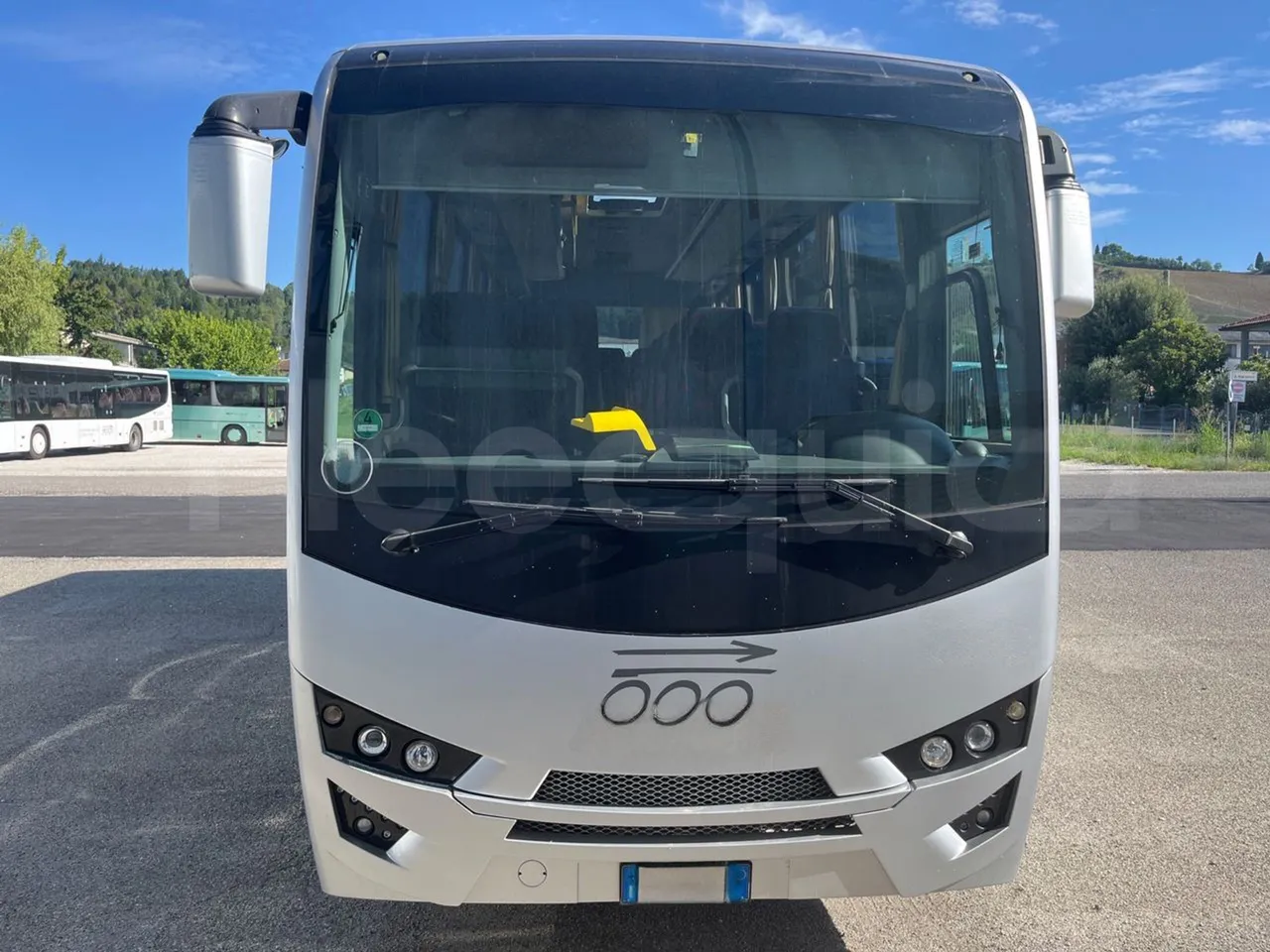 ISUZU Novo Novo Ultra/ Euro 5 - 140 Kw - 7,305 Mt - front photo