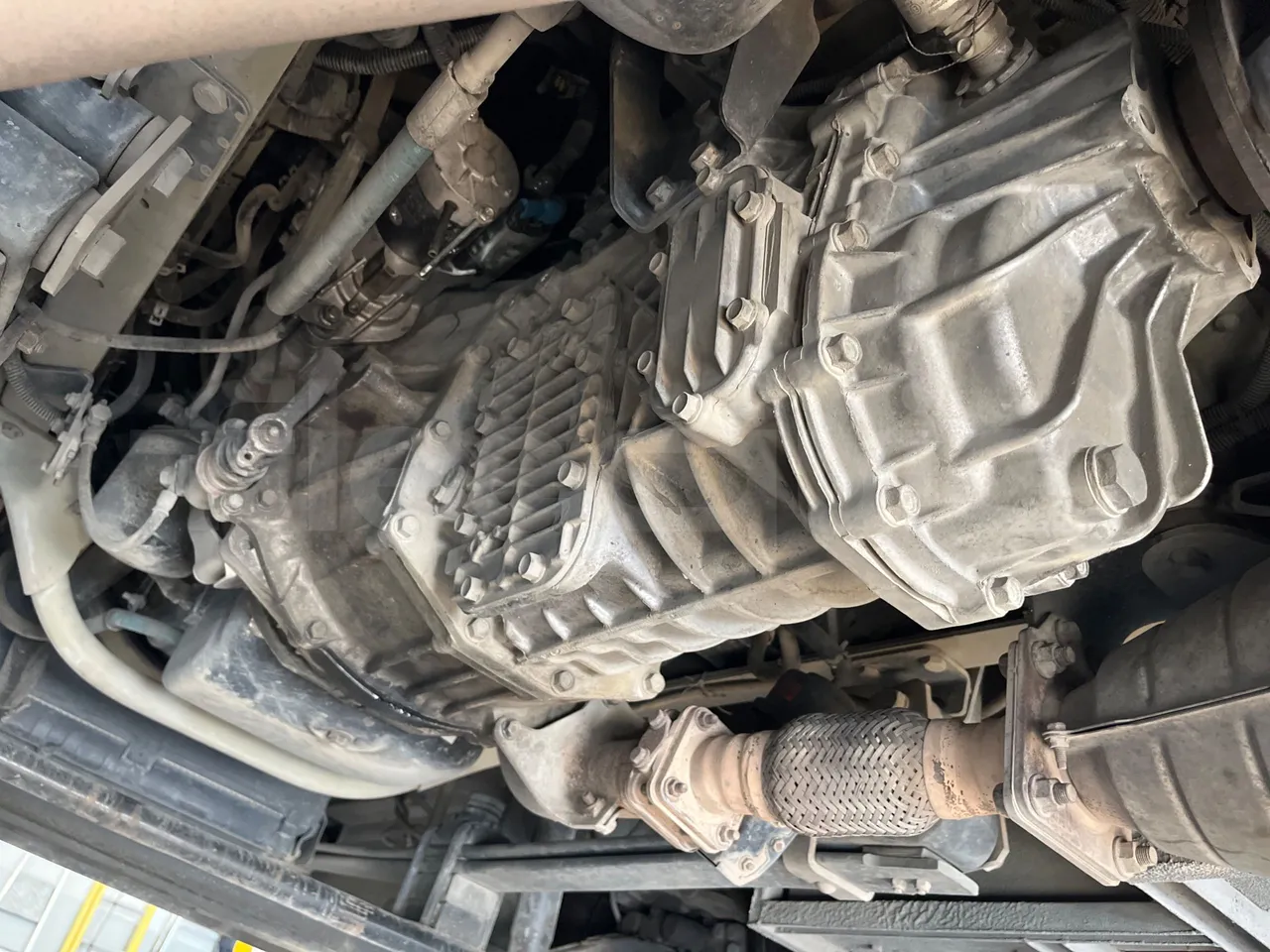 ISUZU Novo Novo Ultra/ Euro 5 - 140 Kw - 7,305 Mt - gearbox photo