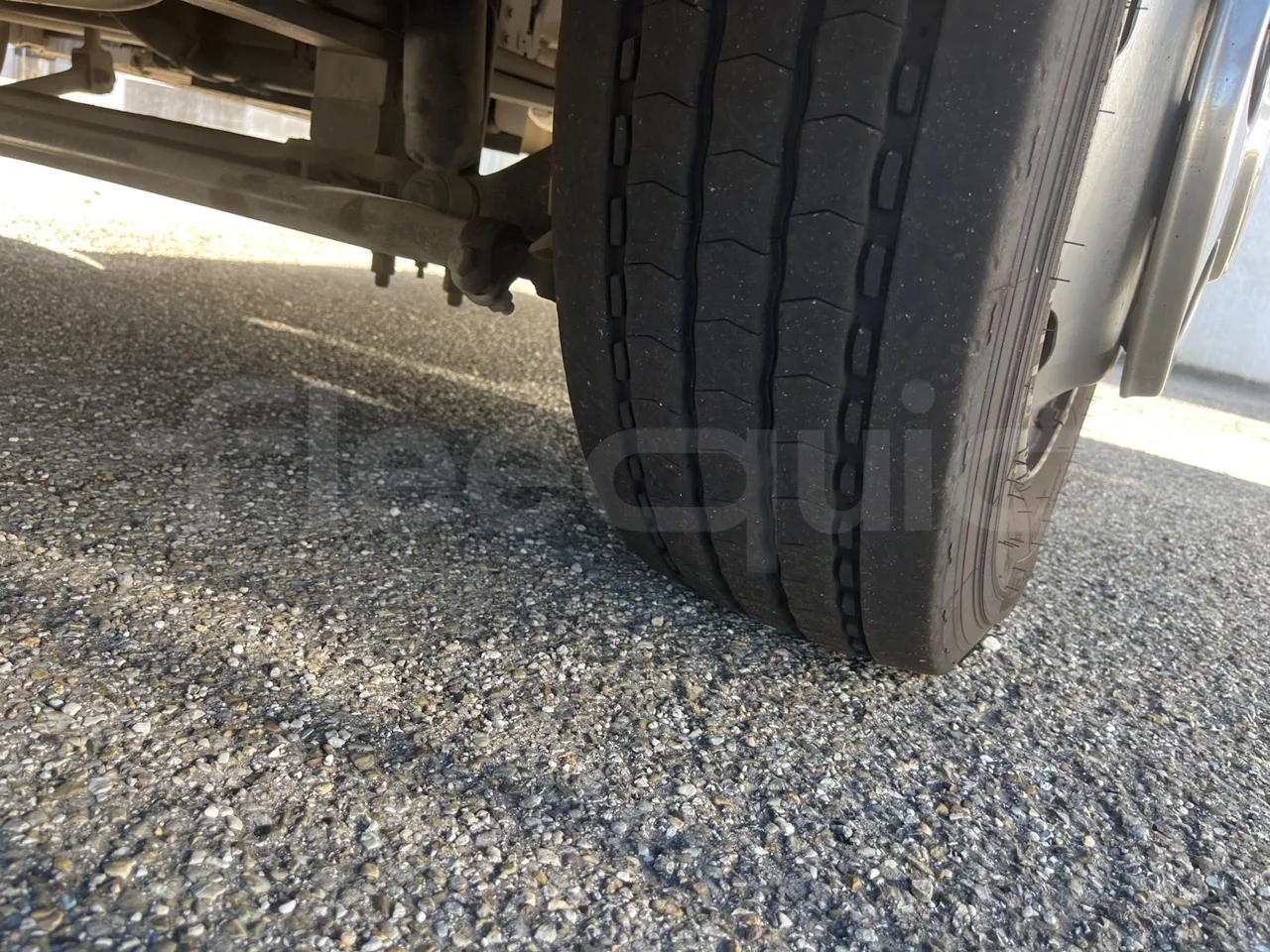 ISUZU Novo Novo Ultra/ Euro 5 - 140 Kw - 7,305 Mt - tread condition front tires right