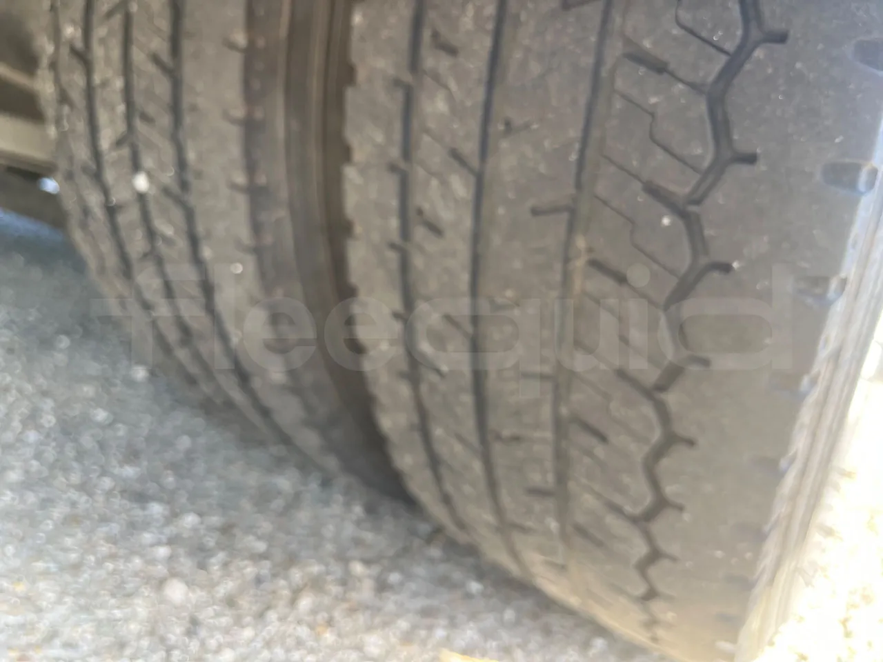ISUZU Novo Novo Ultra/ Euro 5 - 140 Kw - 7,305 Mt - tread condition second axle tires left