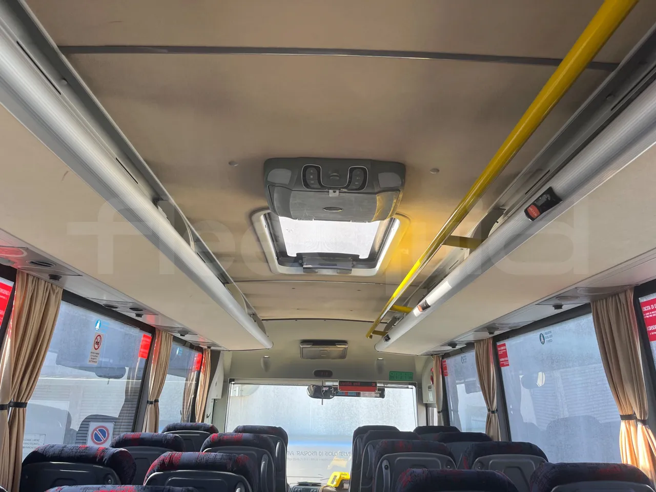 ISUZU Novo Novo Ultra/ Euro 5 - 140 Kw - 7,305 Mt - overhead compartments photo