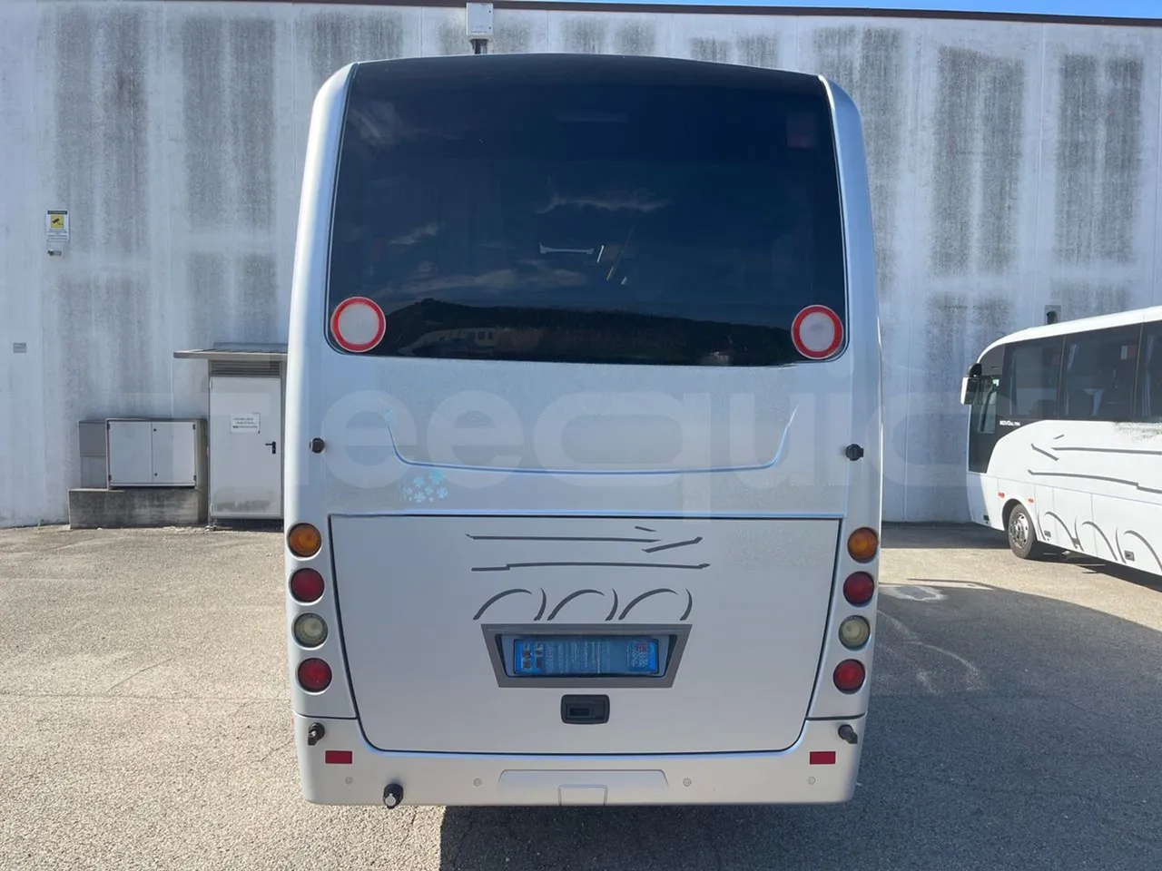 ISUZU Novo Novo Ultra/ Euro 5 - 140 Kw - 7,305 Mt - rear hatch closed