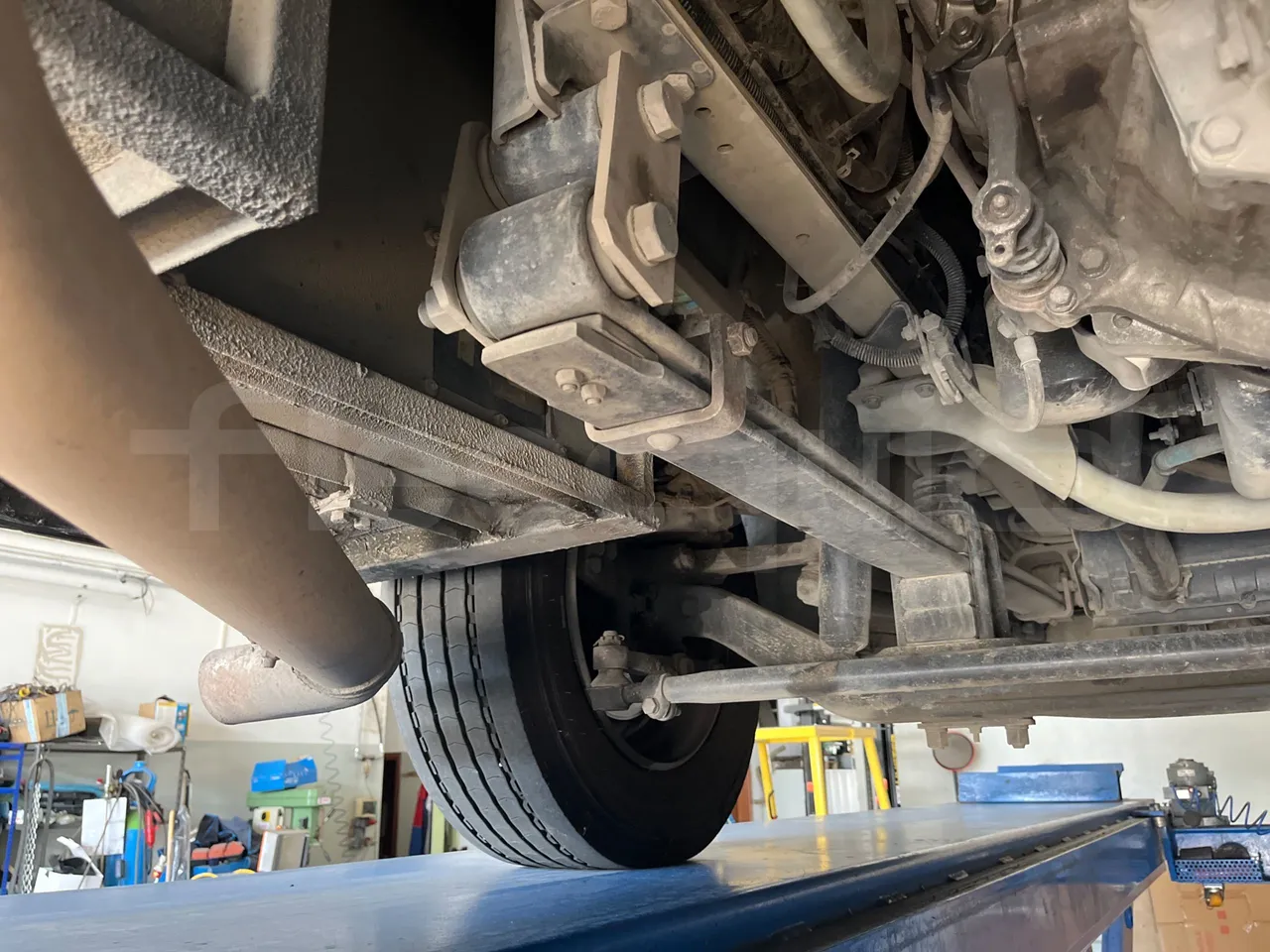 ISUZU Novo Novo Ultra/ Euro 5 - 140 Kw - 7,305 Mt - axel 3 leaf spring left