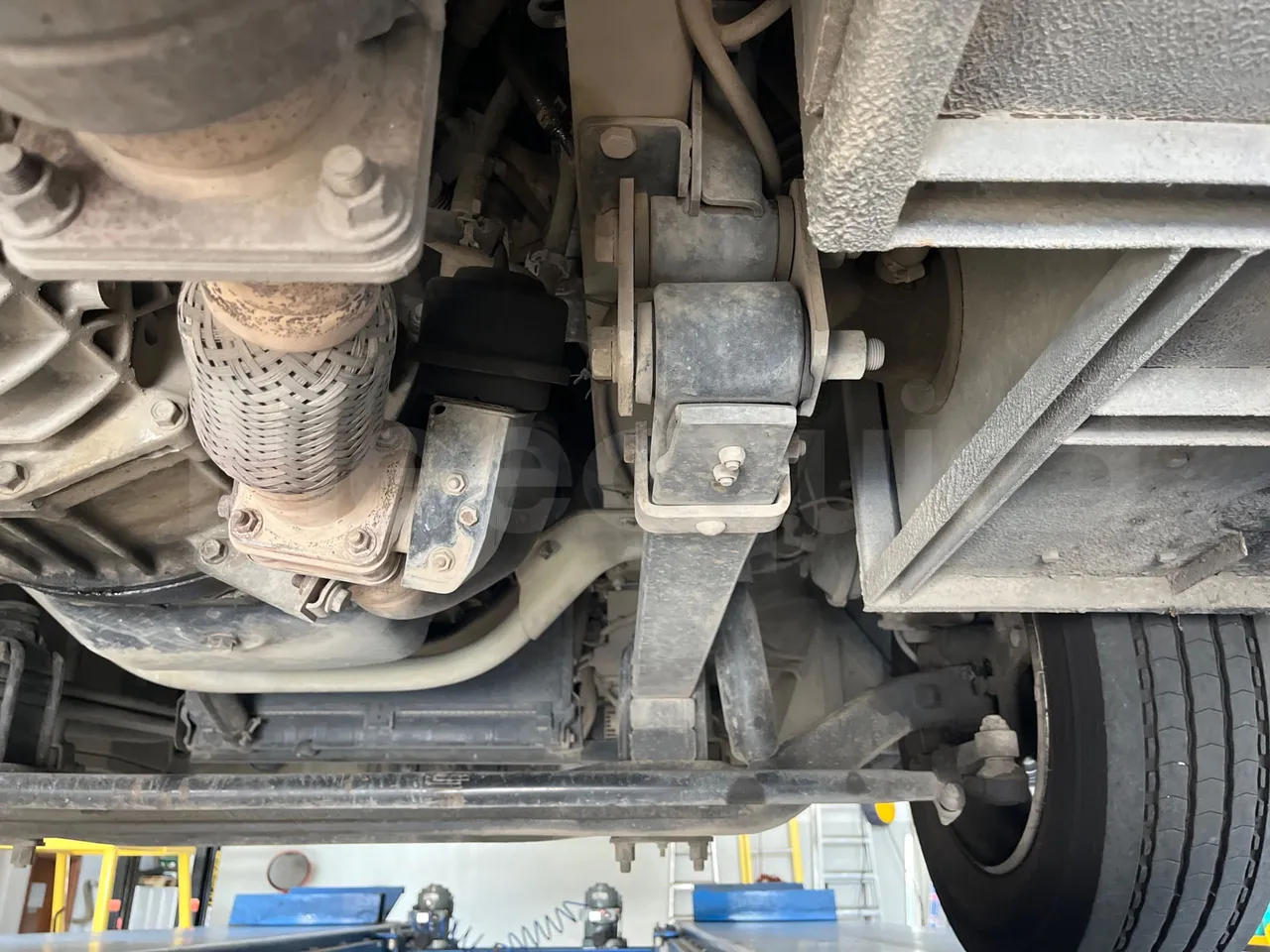 ISUZU Novo Novo Ultra/ Euro 5 - 140 Kw - 7,305 Mt - axel 2 leaf spring right