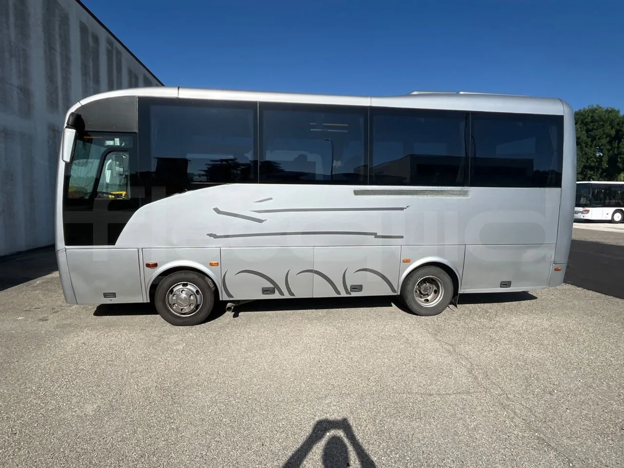 ISUZU Novo Novo Ultra/ Euro 5 - 140 Kw - 7,305 Mt - left side photo