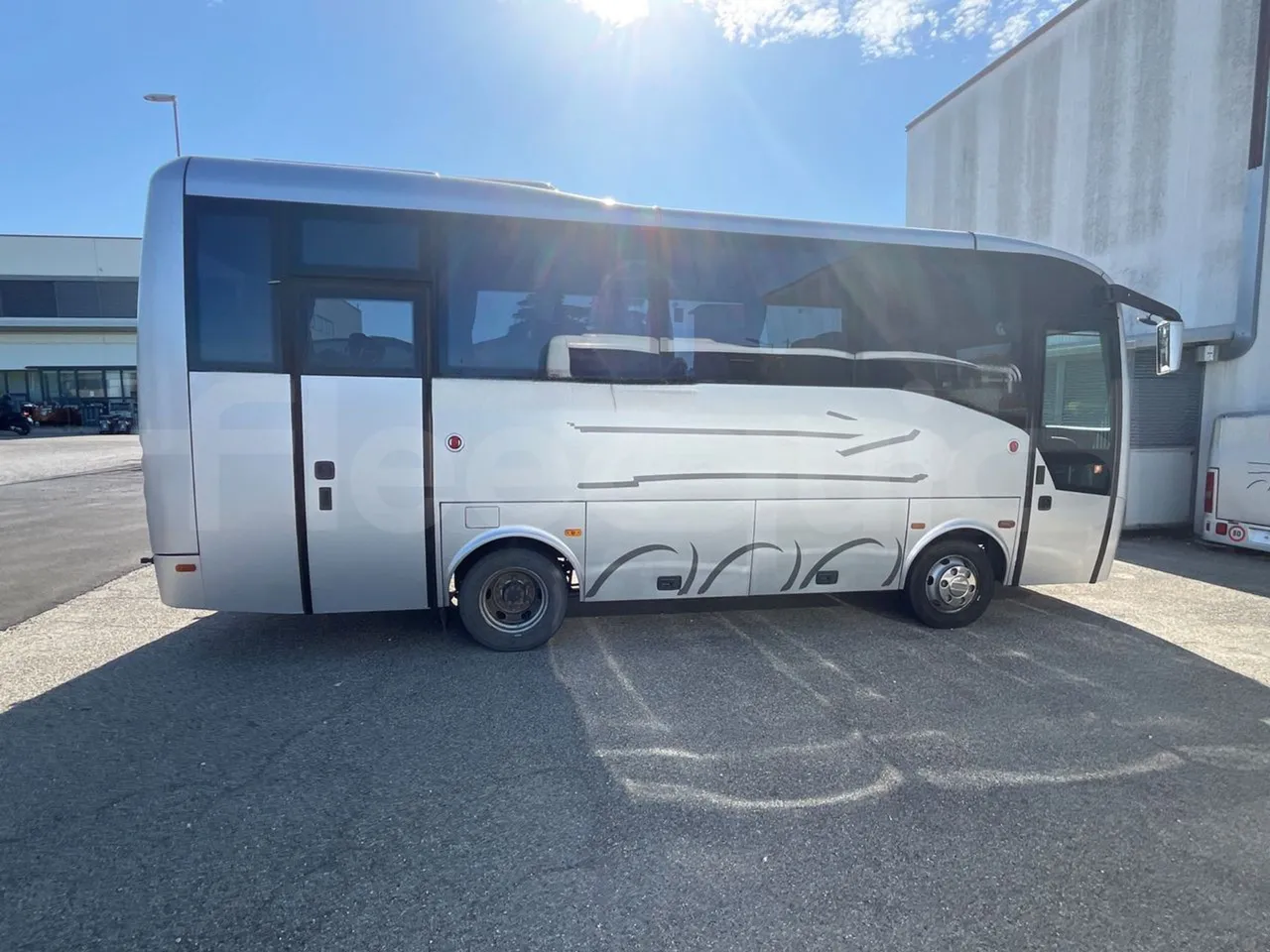 ISUZU Novo Novo Ultra/ Euro 5 - 140 Kw - 7,305 Mt - right side doors closed