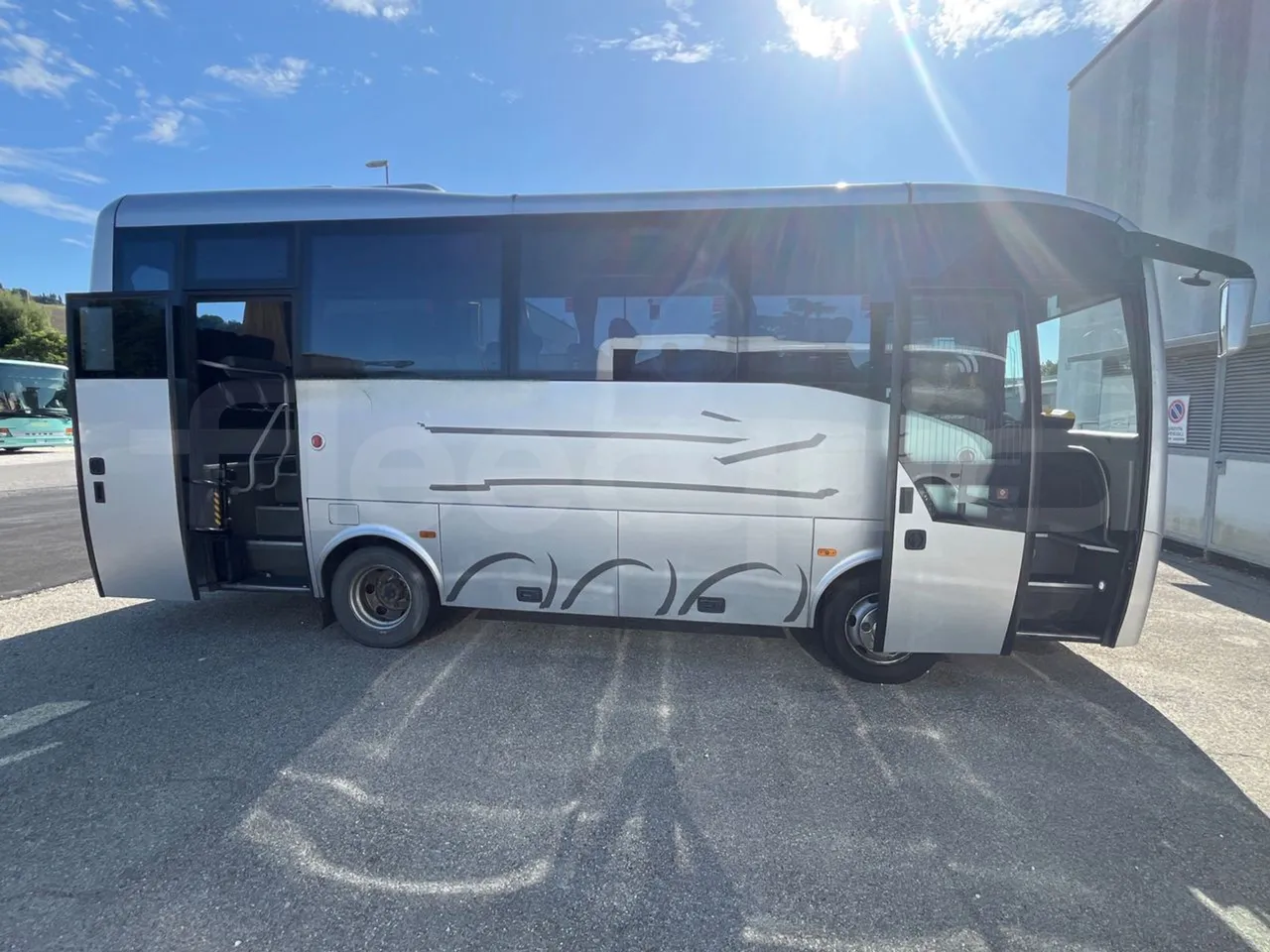 ISUZU Novo Novo Ultra/ Euro 5 - 140 Kw - 7,305 Mt - right side doors open