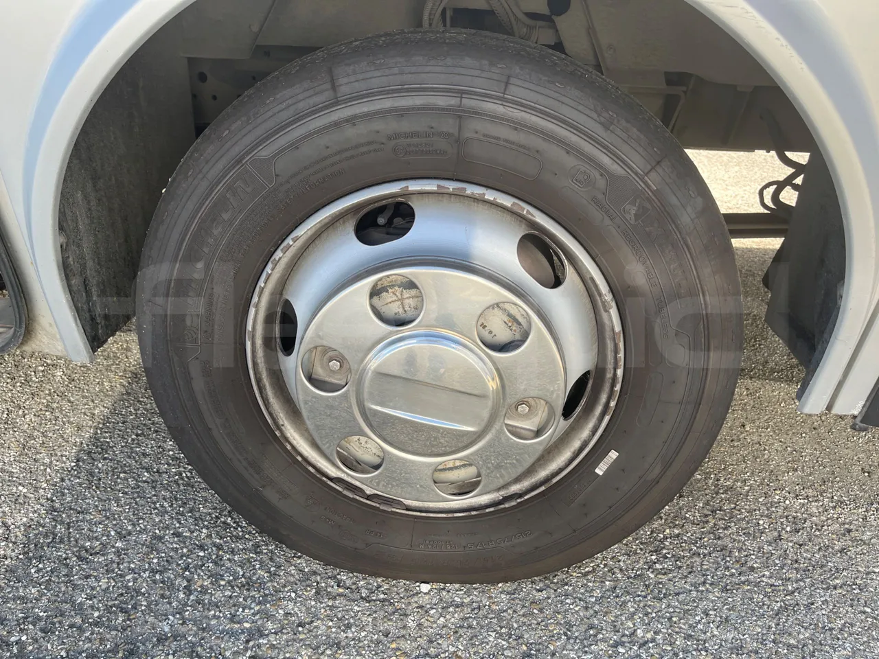 ISUZU Novo Novo Ultra/ Euro 5 - 140 Kw - 7,305 Mt - front left tire measurements