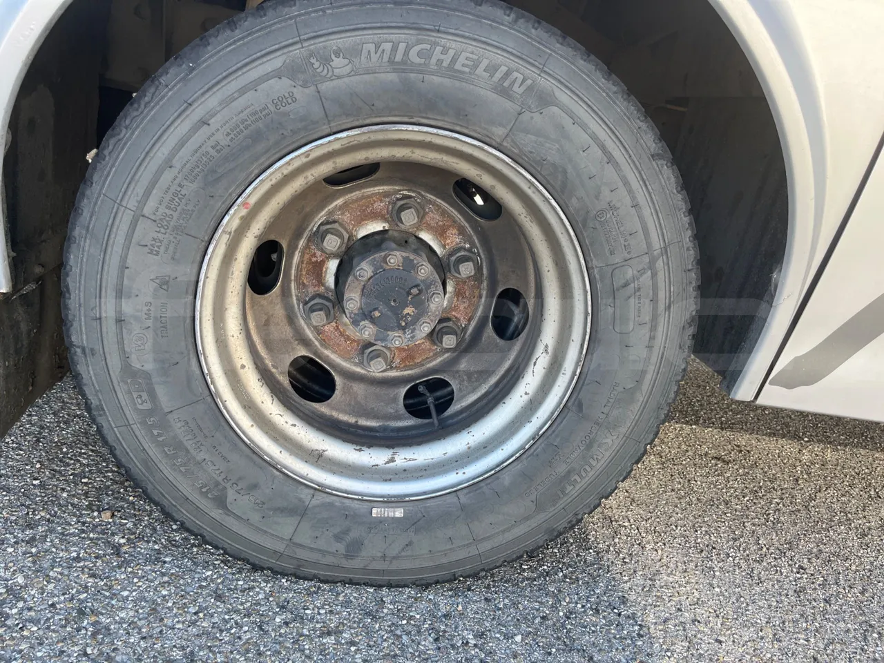 ISUZU Novo Novo Ultra/ Euro 5 - 140 Kw - 7,305 Mt - rear left tire photo