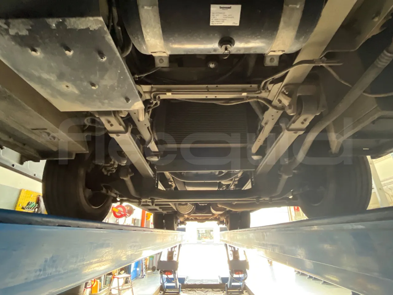 ISUZU Novo Novo Ultra/ Euro 5 - 140 Kw - 7,305 Mt - front axle central