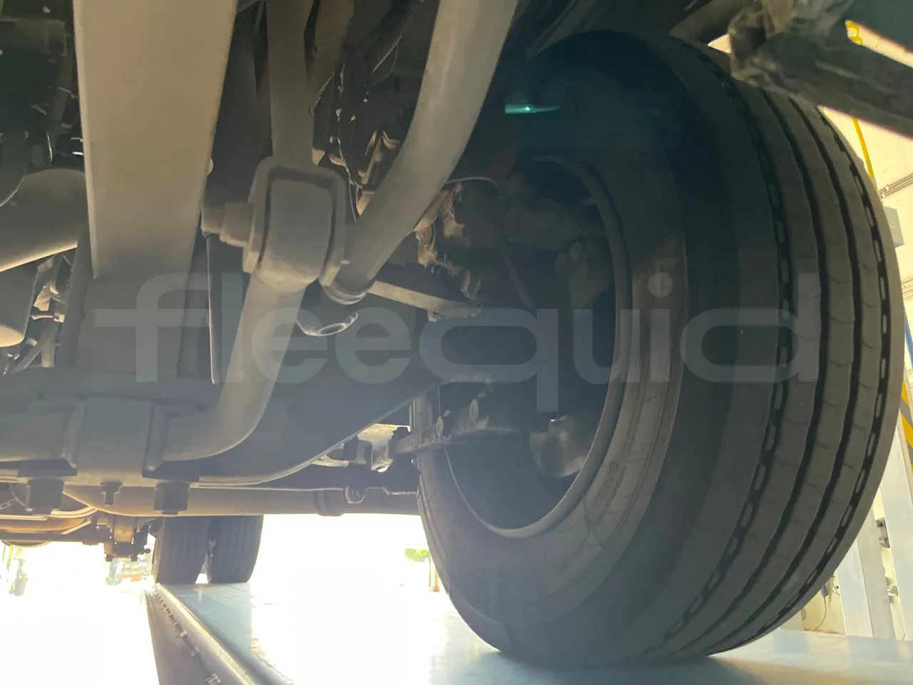 ISUZU Novo Novo Ultra/ Euro 5 - 140 Kw - 7,305 Mt - front axle left side