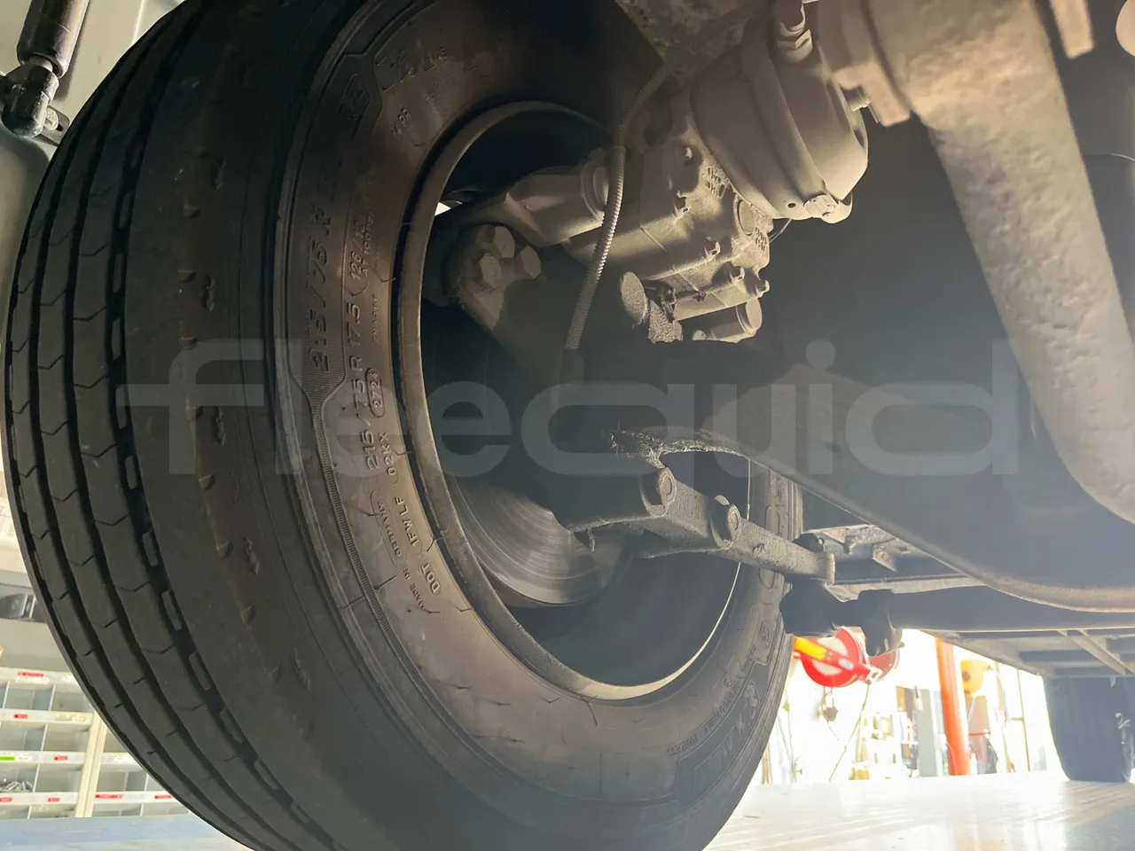 ISUZU Novo Novo Ultra/ Euro 5 - 140 Kw - 7,305 Mt - front axle right side