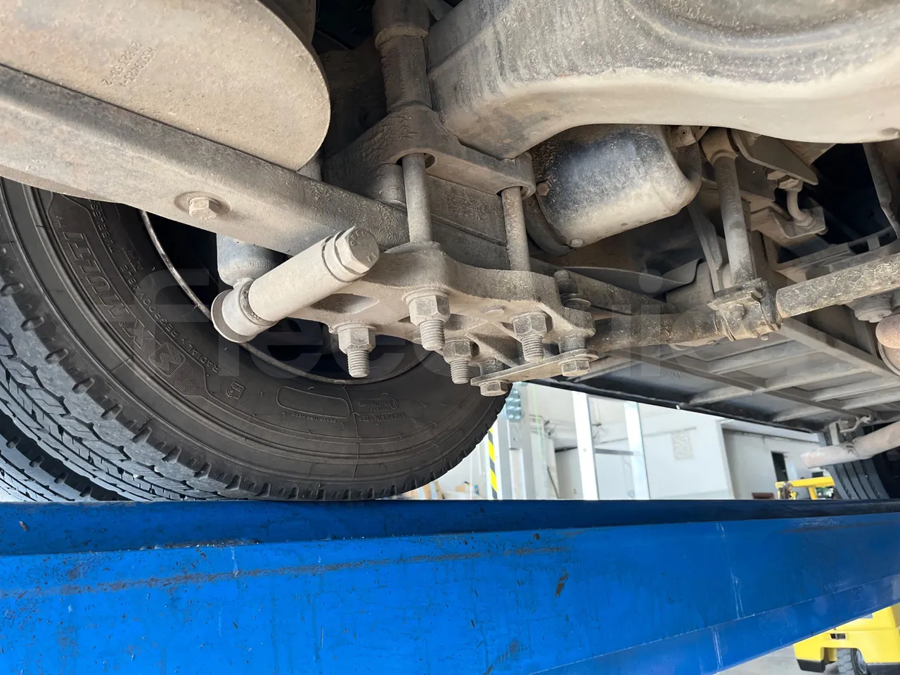 ISUZU Novo Novo Ultra/ Euro 5 - 140 Kw - 7,305 Mt - axle 3 right side