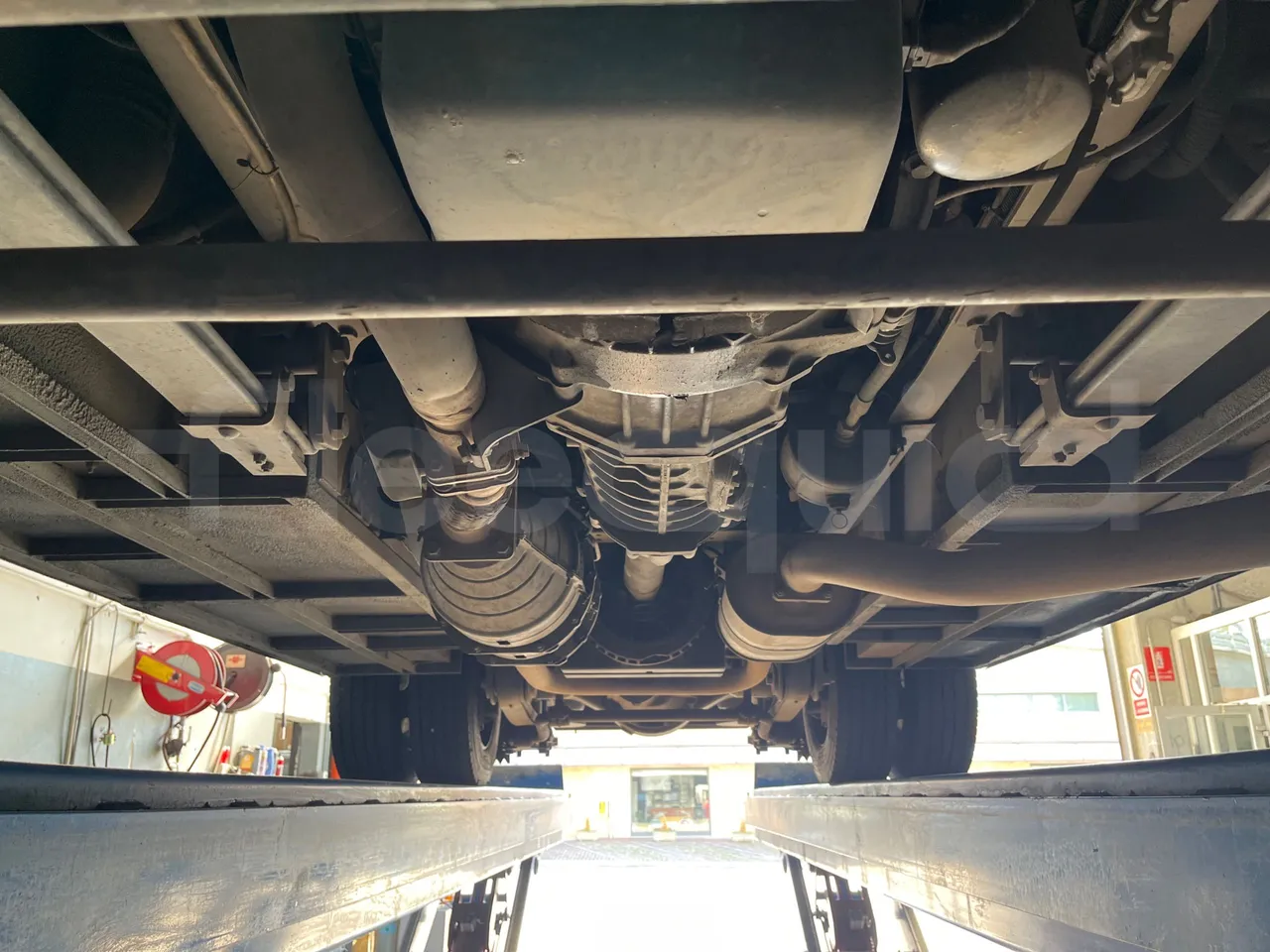 ISUZU Novo Novo Ultra/ Euro 5 - 140 Kw - 7,305 Mt - central undercarriage photo