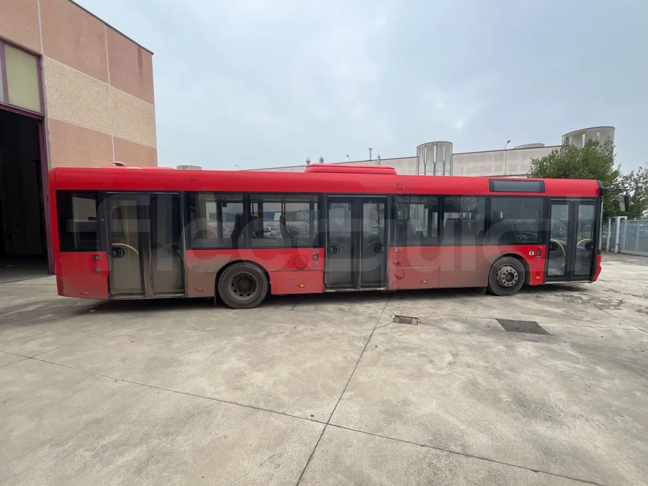 Solaris Urbino 12 - Euro6 - 240kW - 12mt - right side doors closed
