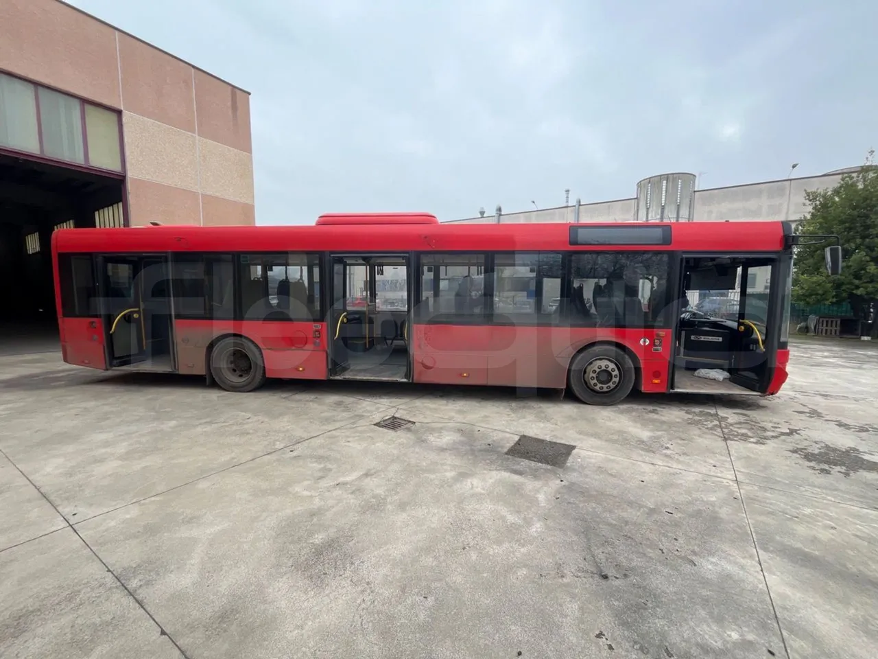 Solaris Urbino 12 - Euro6 - 240kW - 12mt - right side doors open