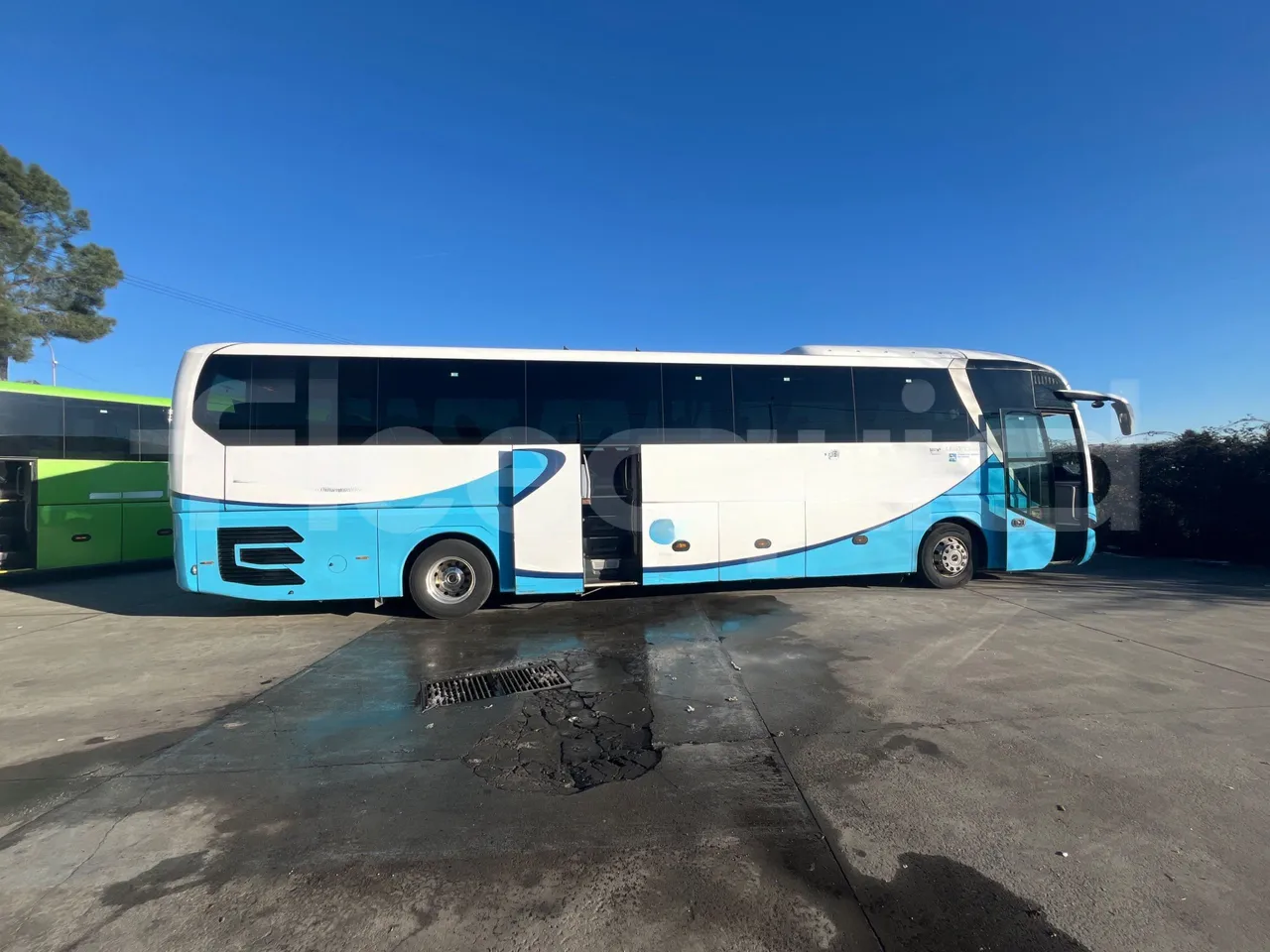 Man Lion's Coach C - Euro6 - 309kW - 13.090mt - 3/4 right rear doors open