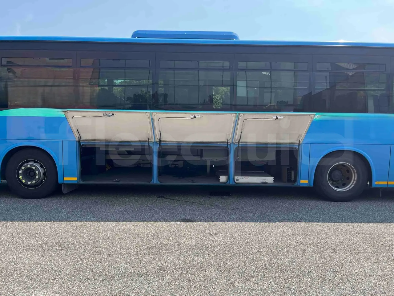 Iveco Crossway - luggage rack photo