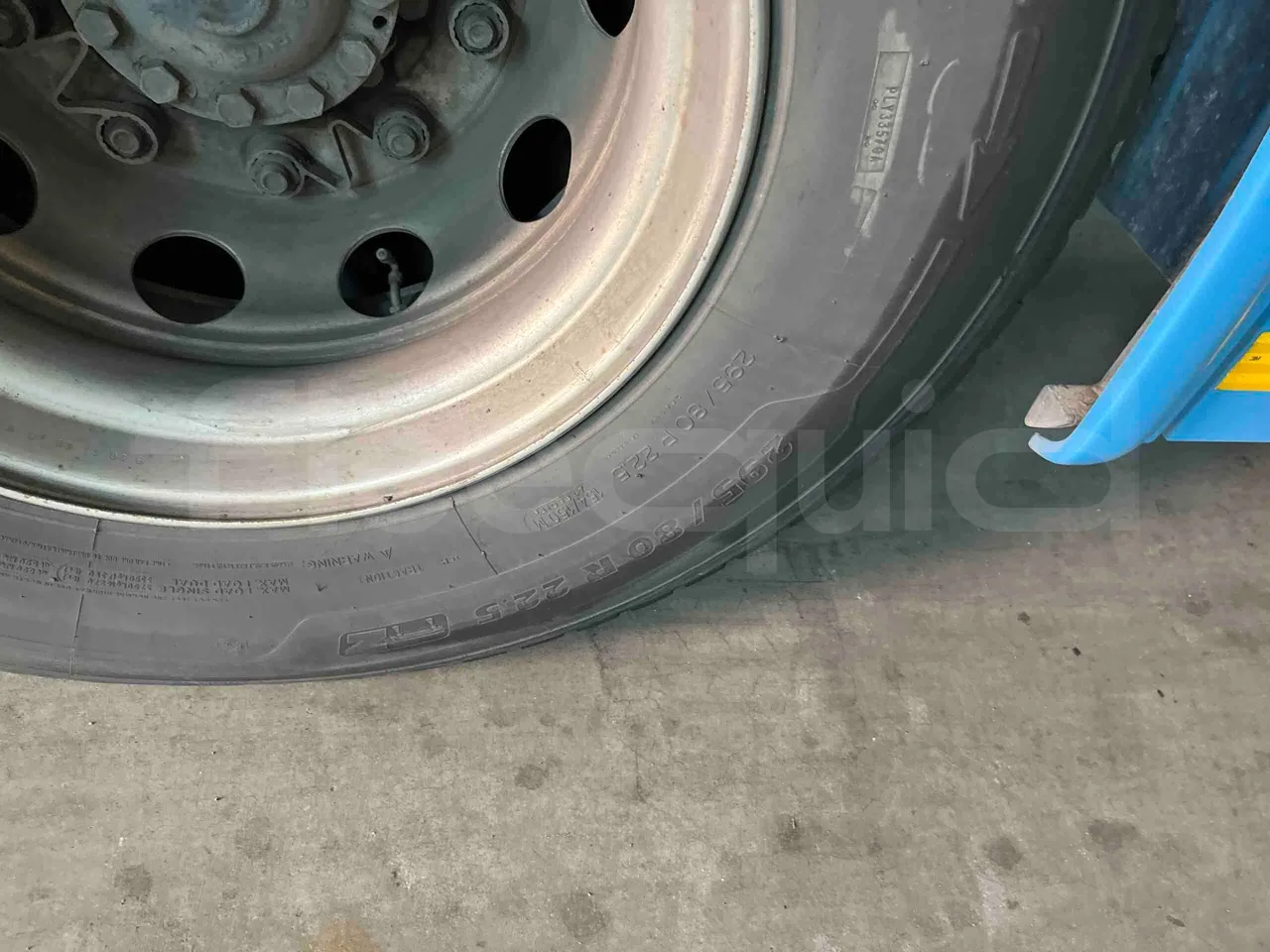Iveco Crossway - tread condition front tires right