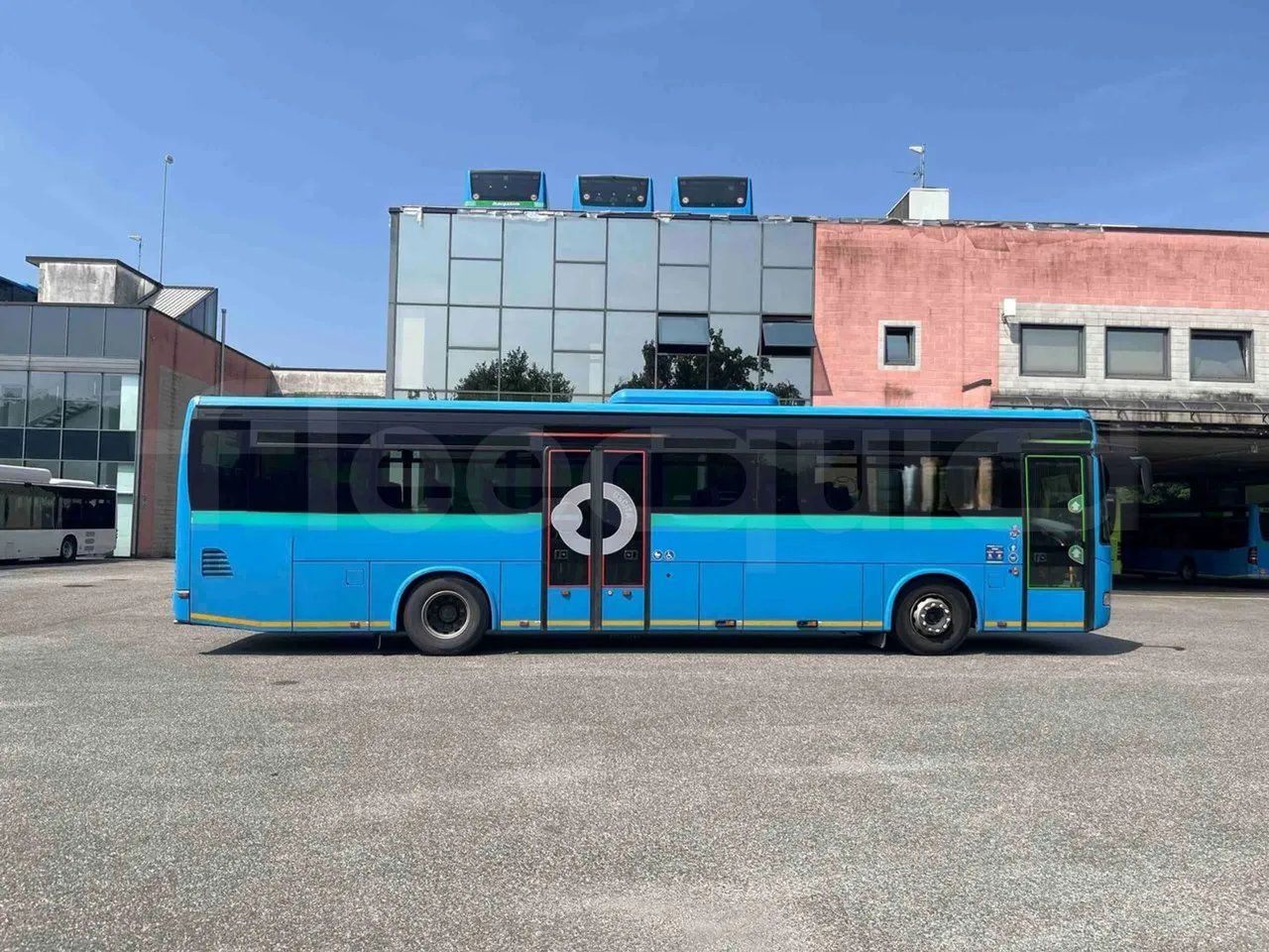 Iveco Crossway - right side doors closed