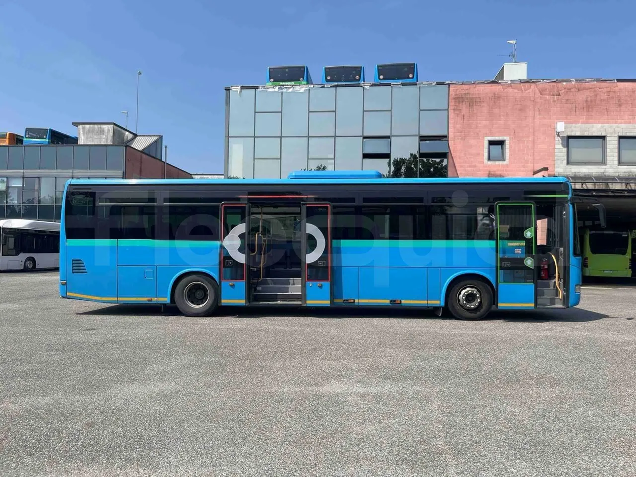 Iveco Crossway - right side doors open