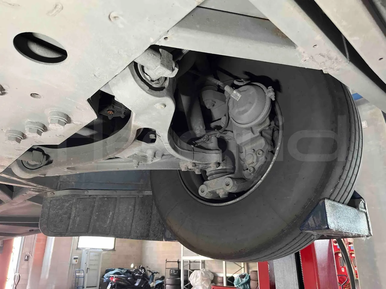 Iveco Crossway - front axle left side
