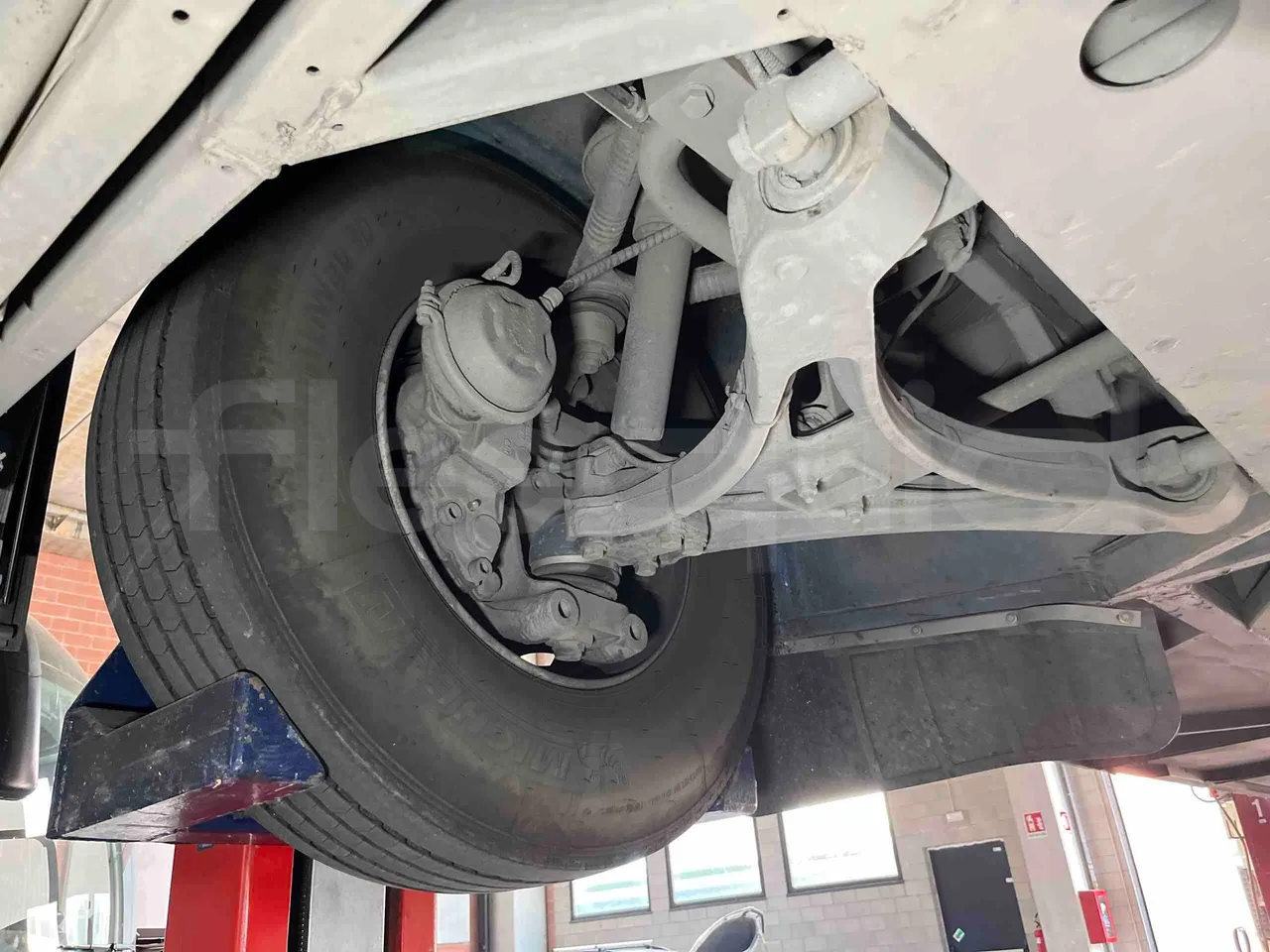 Iveco Crossway - front axle right side