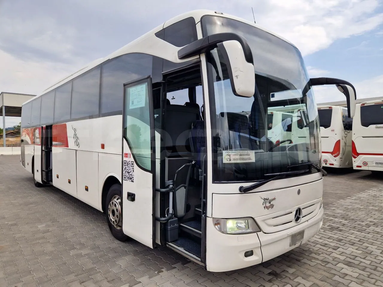 Mercedes-Benz Tourismo RHD 632 01 - EUR6 - 290kW - 12.96m - 3/4 right front doors open