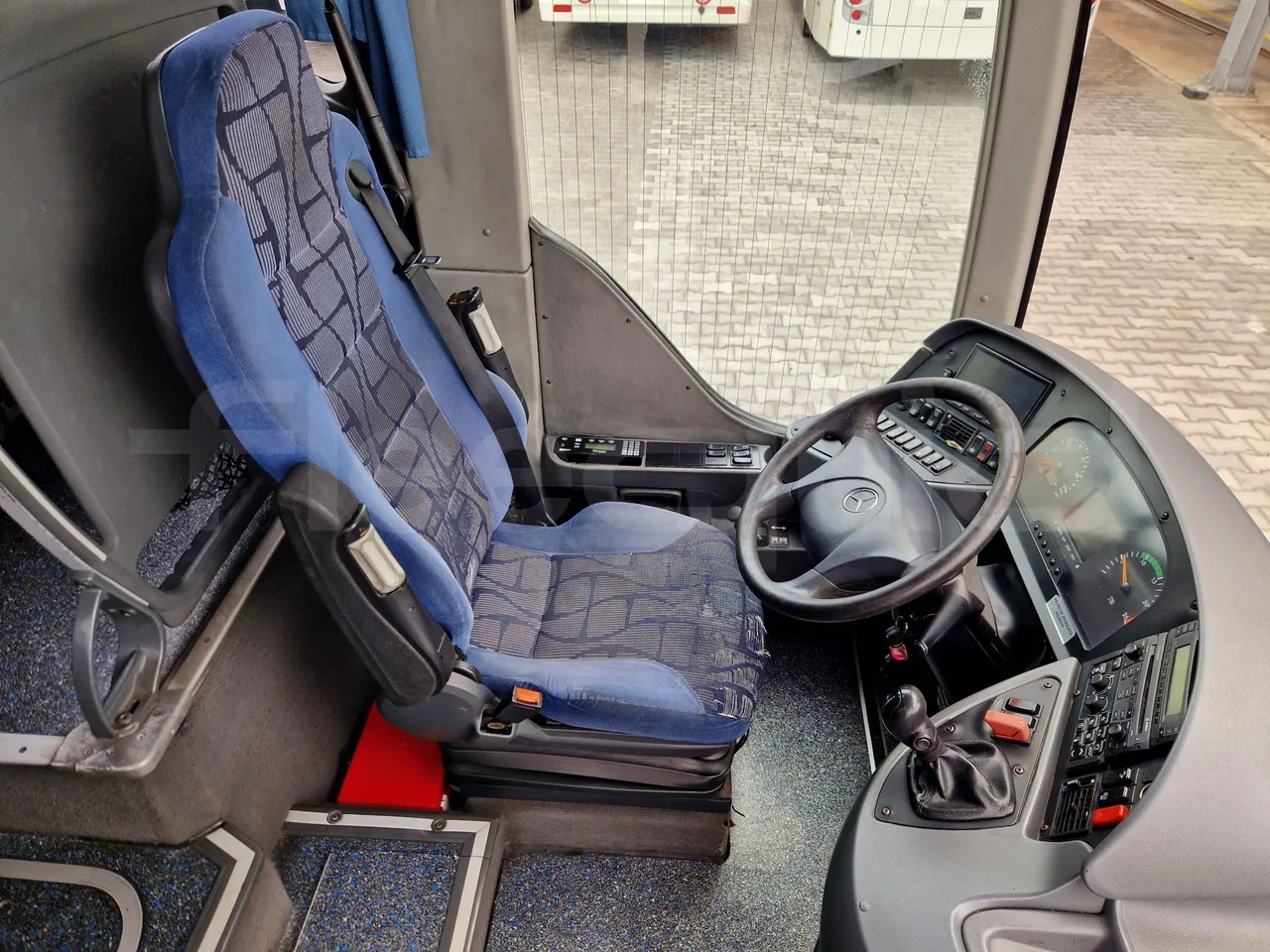 Mercedes-Benz Tourismo RHD 632 01 - EUR6 - 290kW - 12.96m - driver's seat photo (mandatory for bus to scrap)