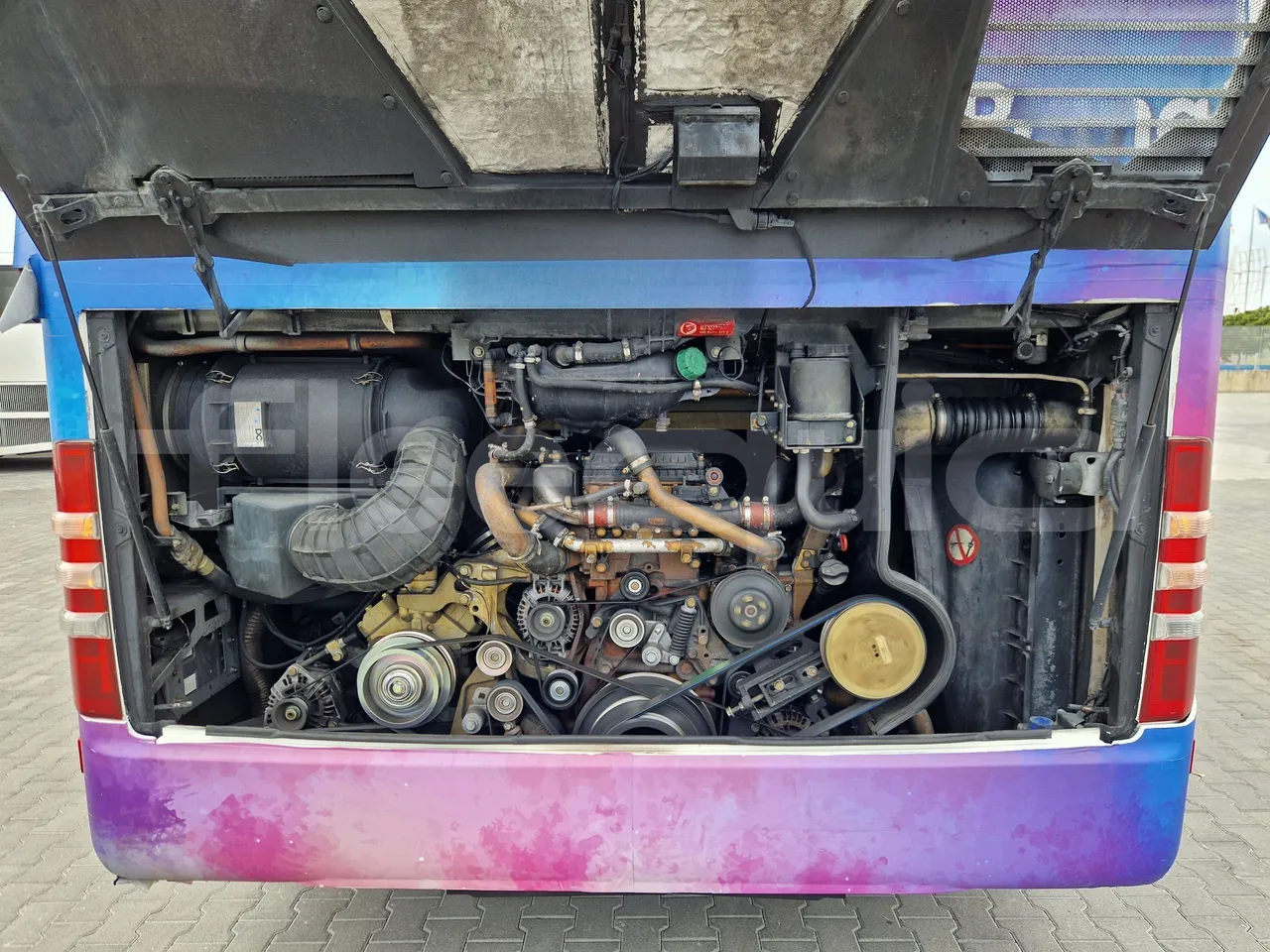 Mercedes-Benz Tourismo RHD 632 01 - EUR6 - 290kW - 12.96m - rear hatch open (mandatory for bus to scrap)