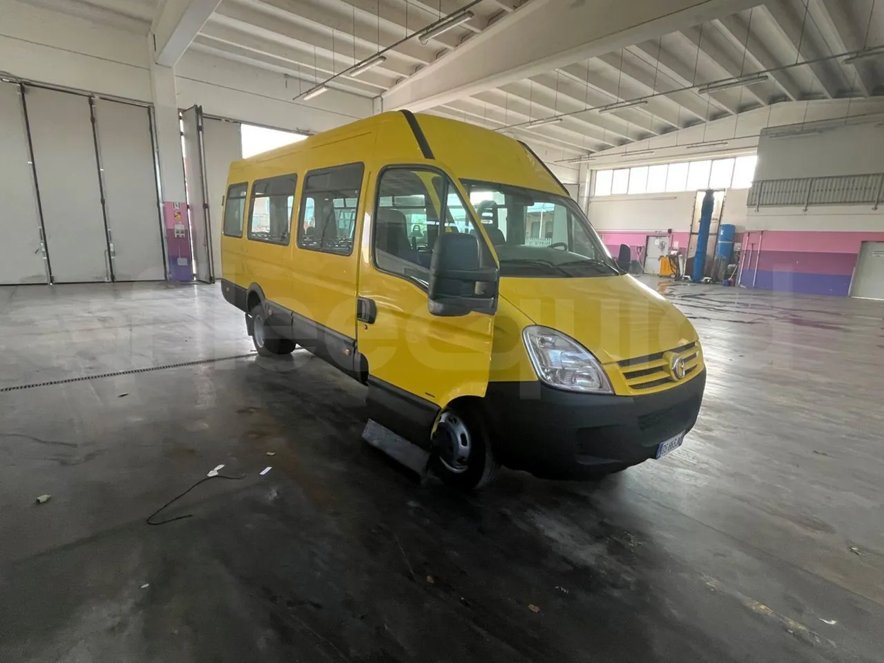 Iveco A50 A50-E4-21-B/ Euro 4 - 130 Kw - 6,948 Mt - 3/4 right front doors open