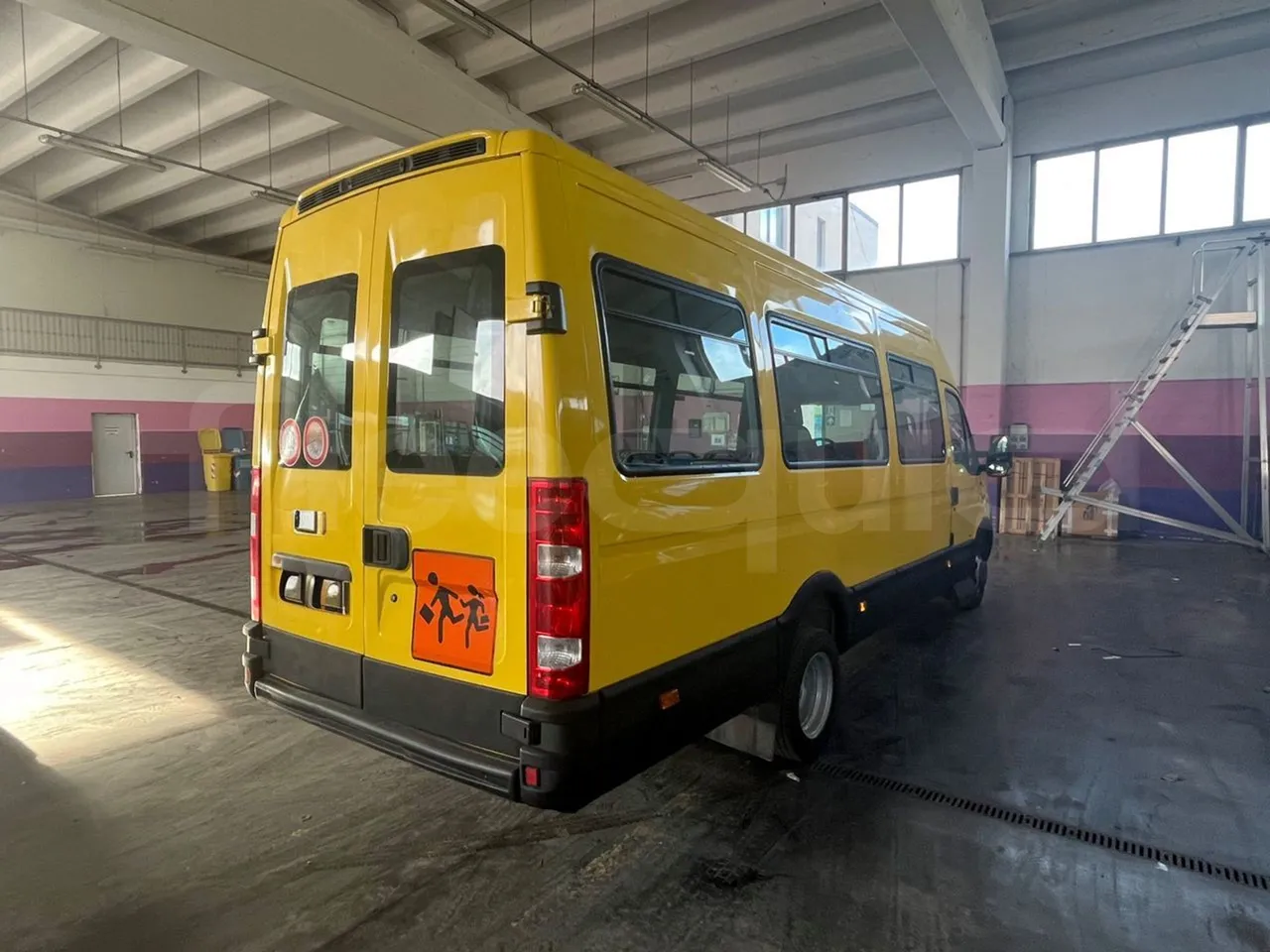 Iveco A50 A50-E4-21-B/ Euro 4 - 130 Kw - 6,948 Mt - 3/4 right rear doors closed