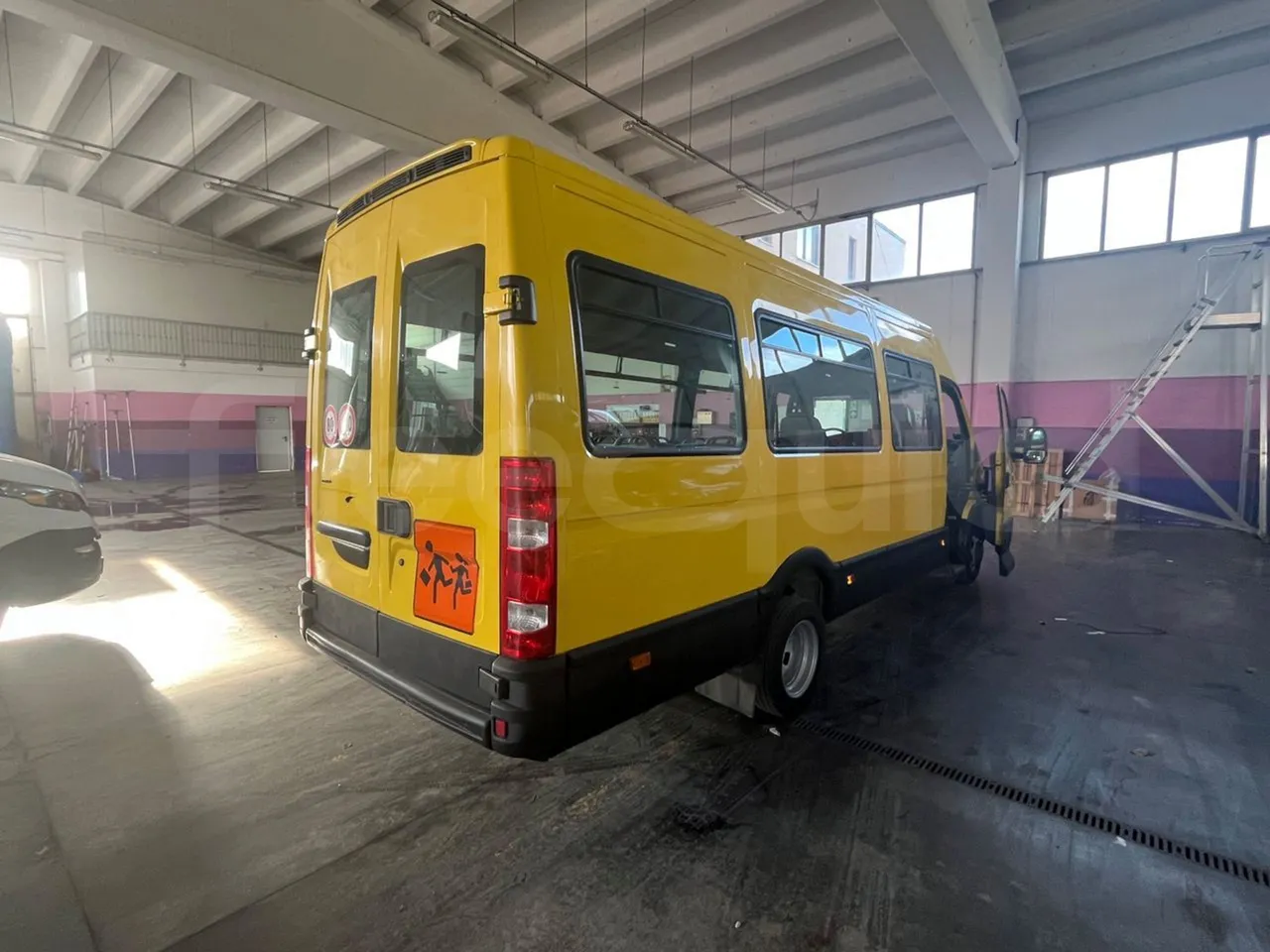 Iveco A50 A50-E4-21-B/ Euro 4 - 130 Kw - 6,948 Mt - 3/4 right rear doors open