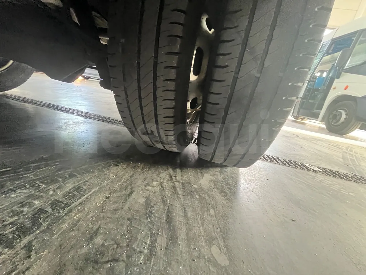 Iveco A50 A50-E4-21-B/ Euro 4 - 130 Kw - 6,948 Mt - tread condition front tires left