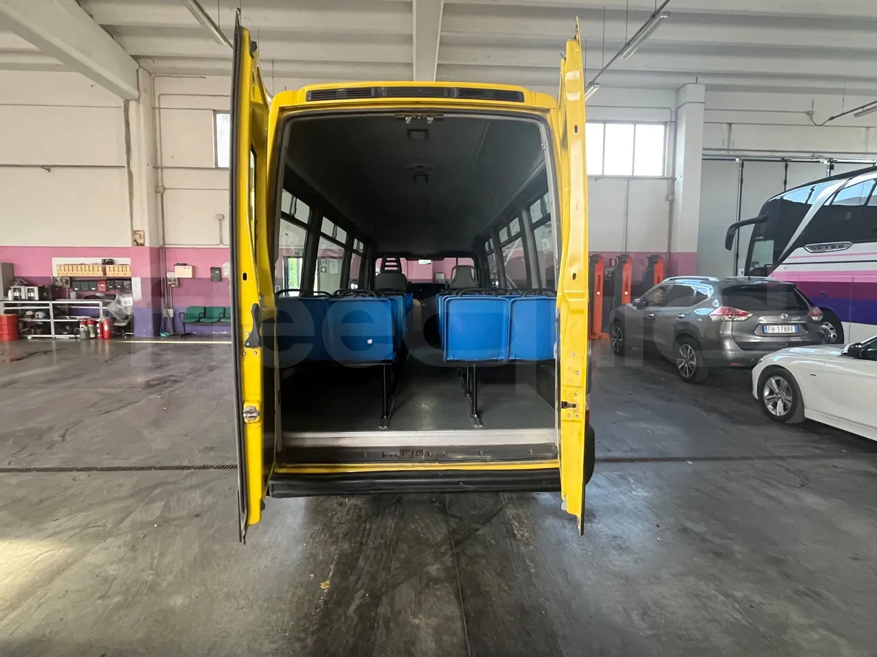 Iveco A50 A50-E4-21-B/ Euro 4 - 130 Kw - 6,948 Mt - rear hatch open