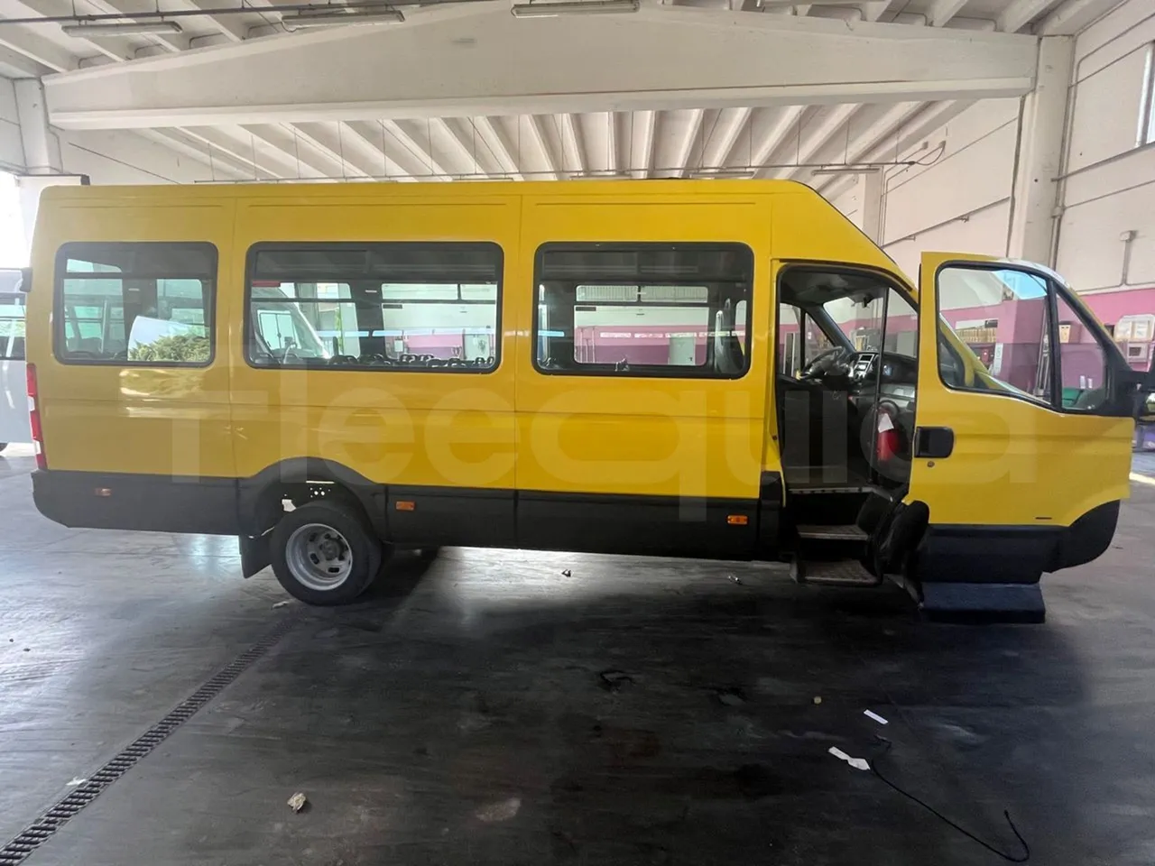 Iveco A50 A50-E4-21-B/ Euro 4 - 130 Kw - 6,948 Mt - right side doors open