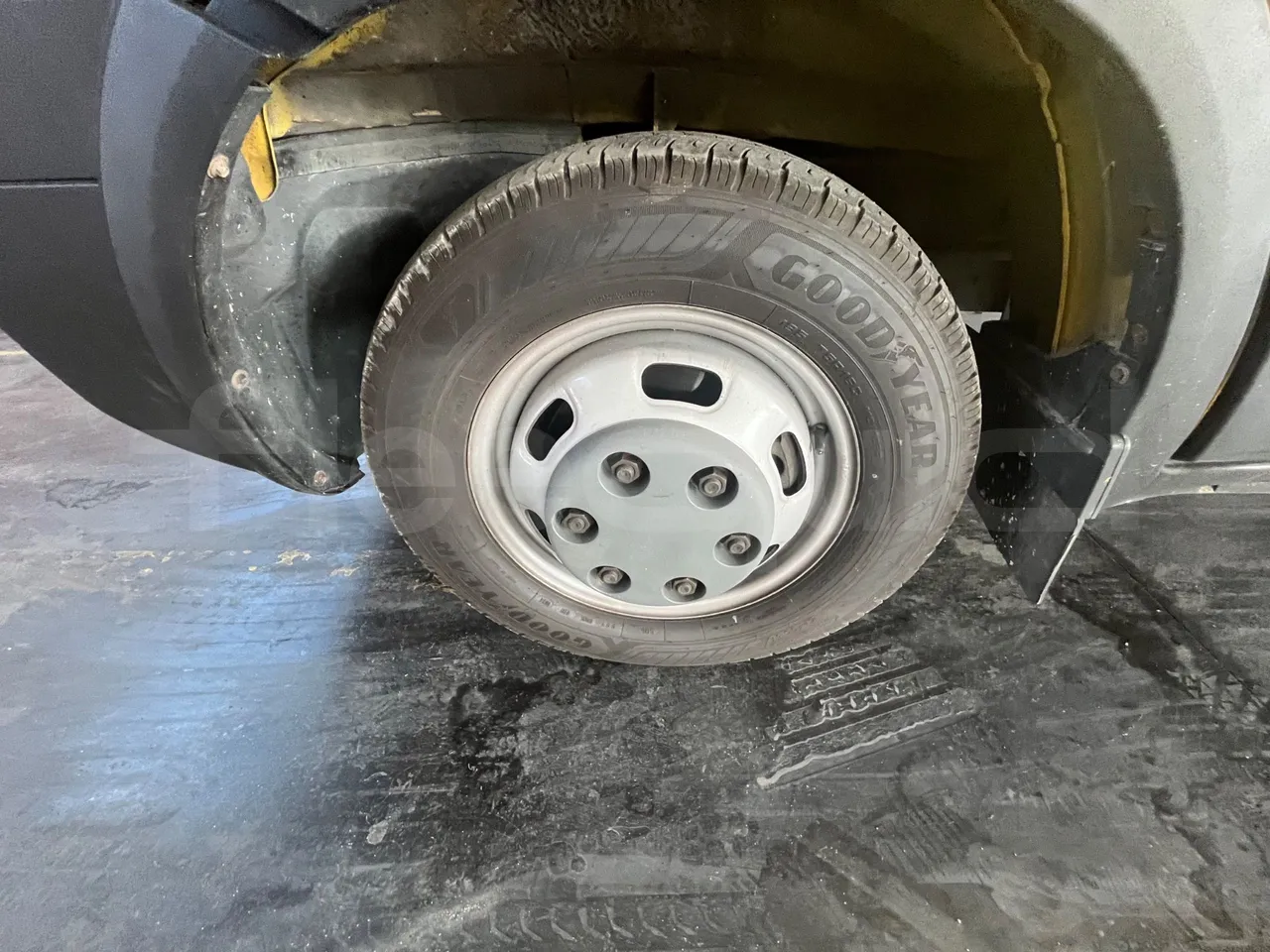 Iveco A50 A50-E4-21-B/ Euro 4 - 130 Kw - 6,948 Mt - front left tire measurements