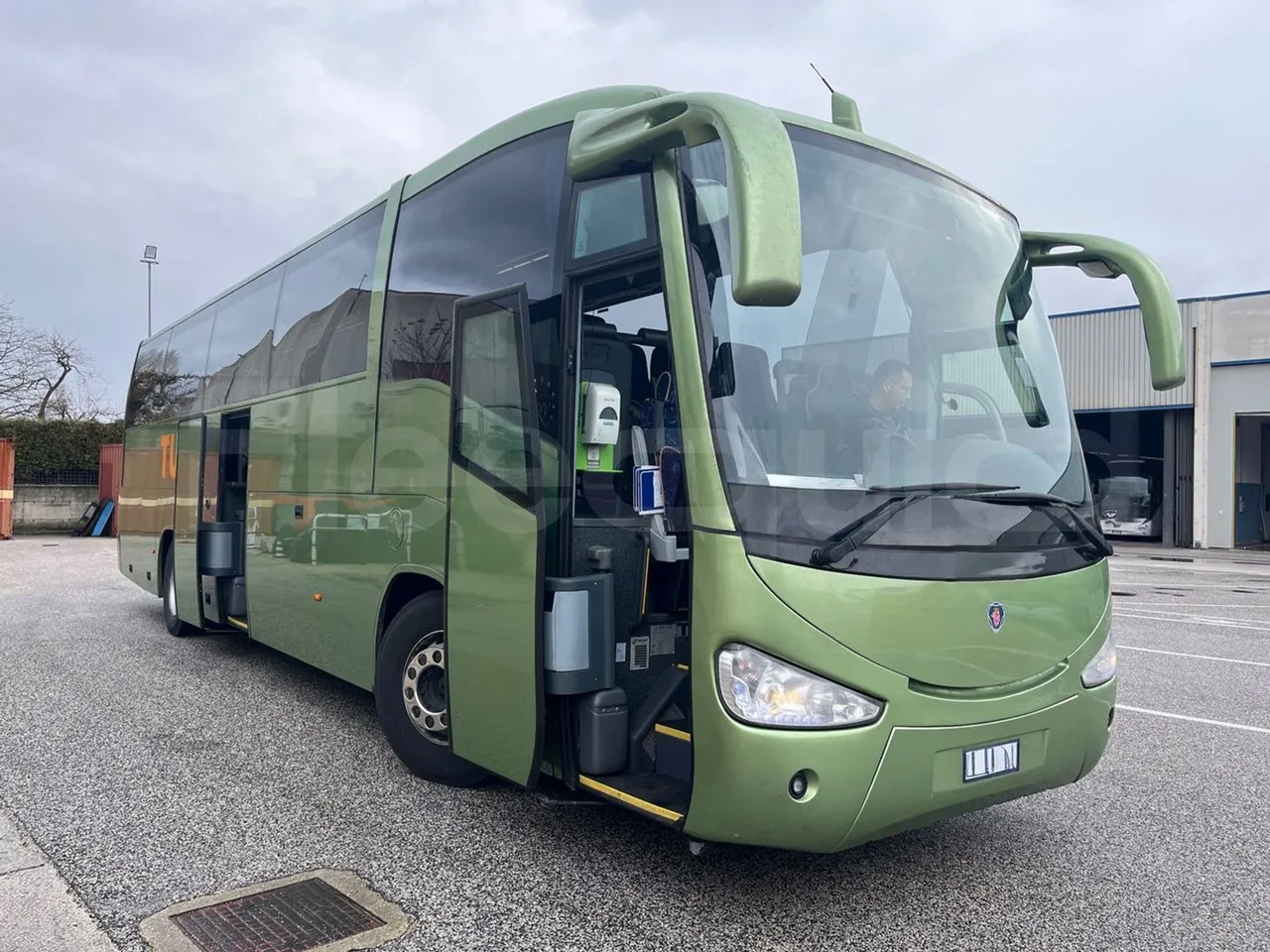 Irizar Scania K380EB - EUR4 - 279kW - 12m - 3/4 right front doors open