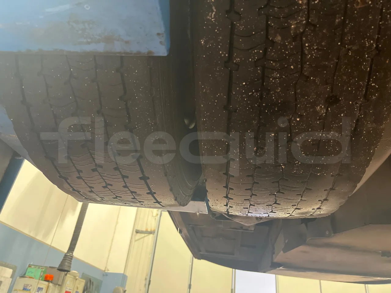 Irizar Scania K380EB - EUR4 - 279kW - 12m - tread condition third axle tires left