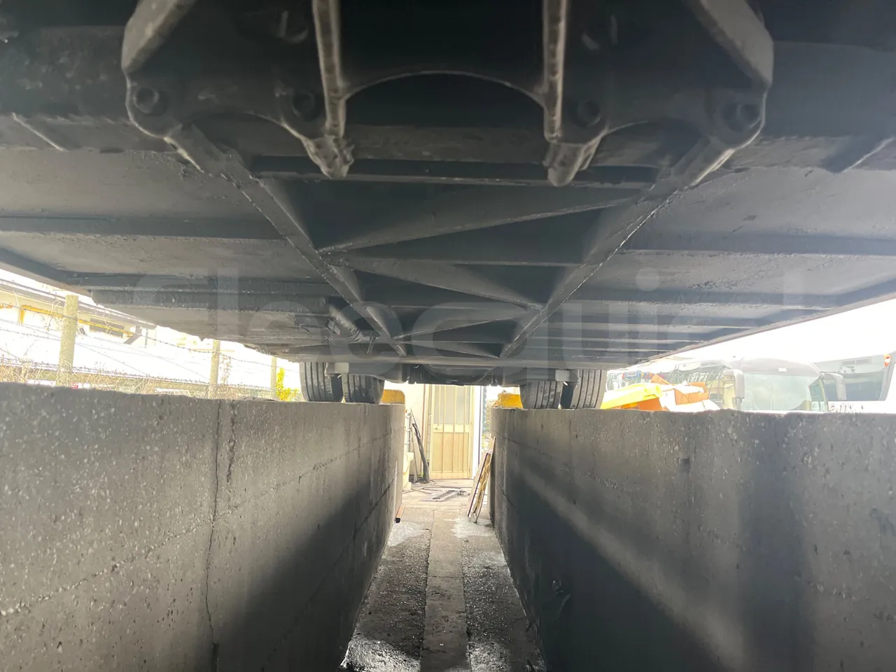 Scania Irizar K124EB / Euro 3 - 309 Kw - 12 Mt - central undercarriage photo