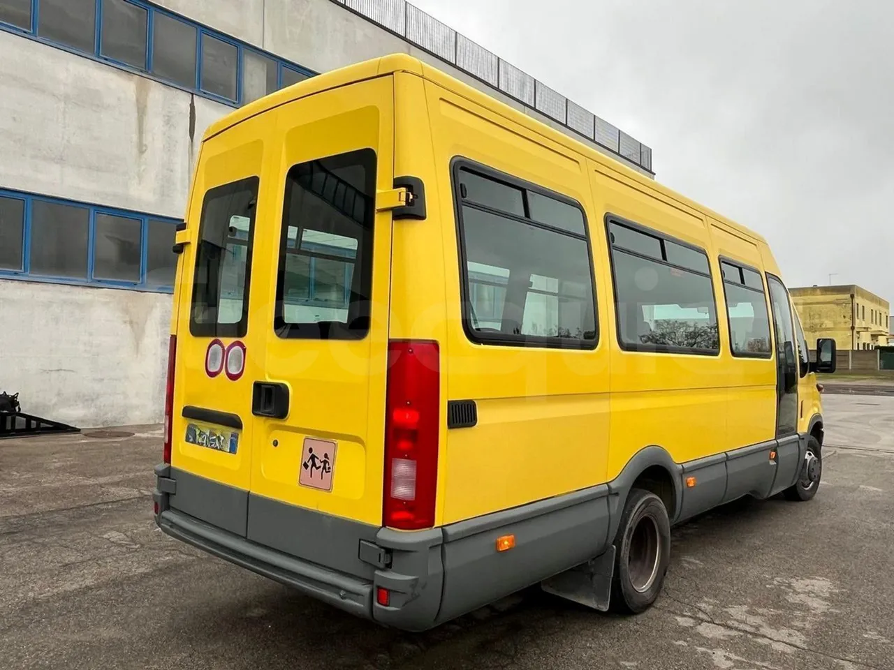 Iveco Daily A40C/26 - EUR3 - 92kW - 6.948m - 3/4 right rear doors closed