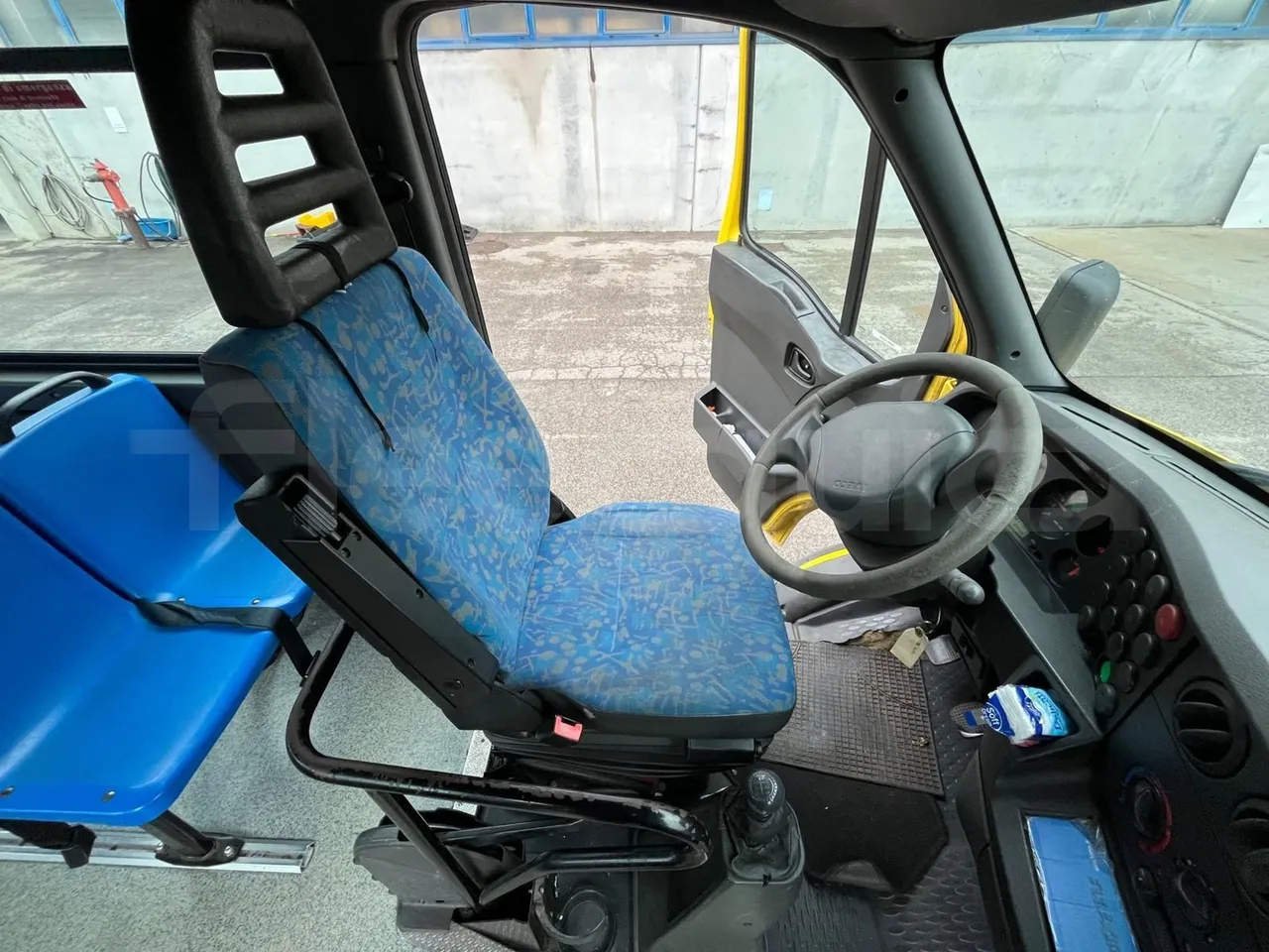 Iveco Daily A40C/26 - EUR3 - 92kW - 6.948m - driver's seat photo
