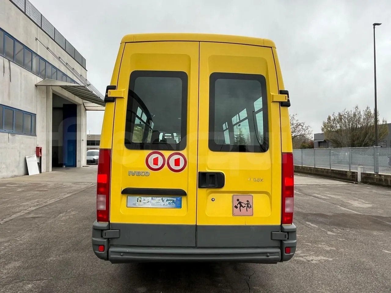 Iveco Daily A40C/26 - EUR3 - 92kW - 6.948m - rear hatch closed
