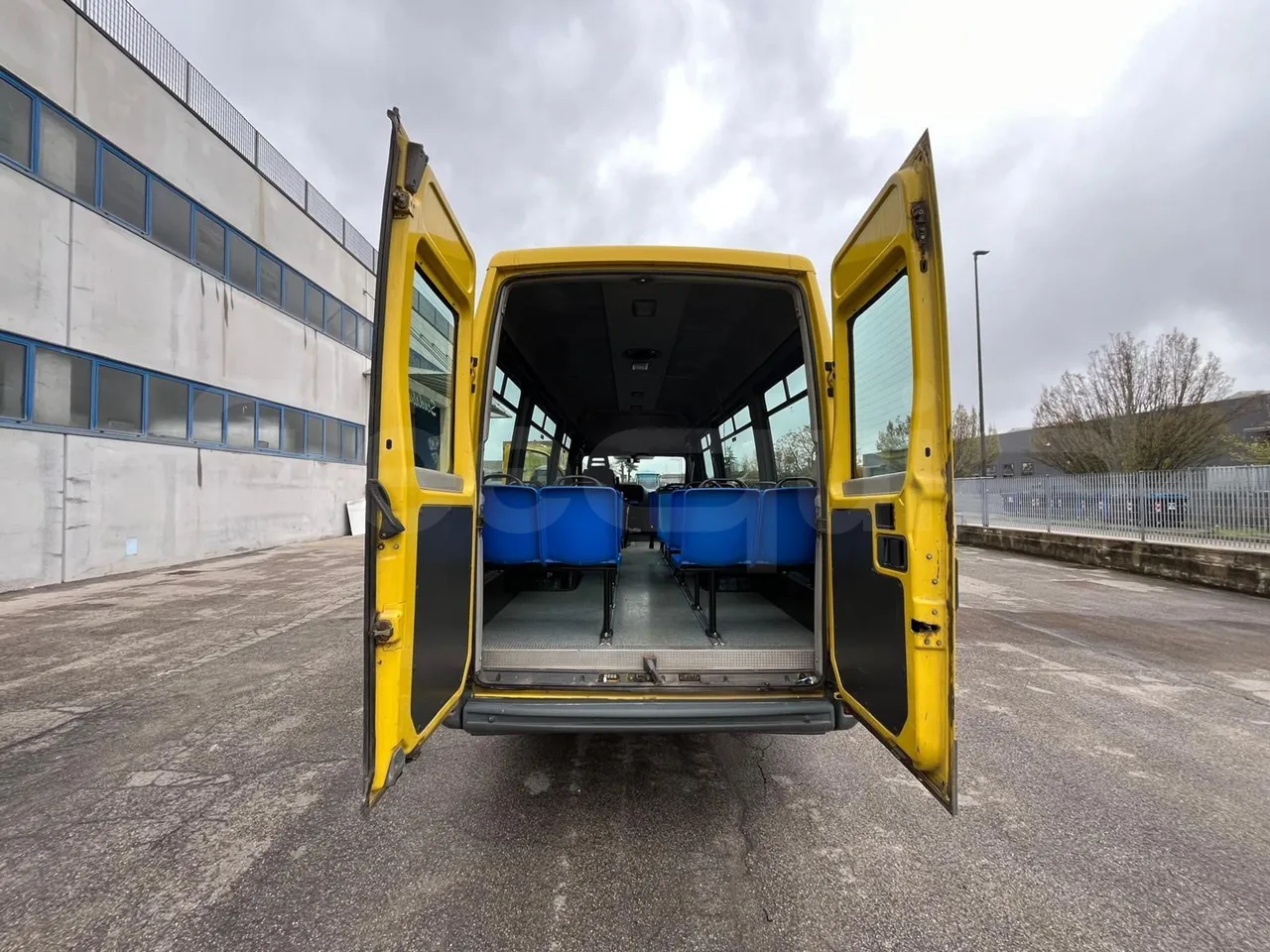 Iveco Daily A40C/26 - EUR3 - 92kW - 6.948m - rear hatch open