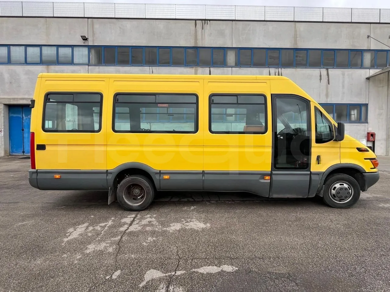 Iveco Daily A40C/26 - EUR3 - 92kW - 6.948m - right side doors closed