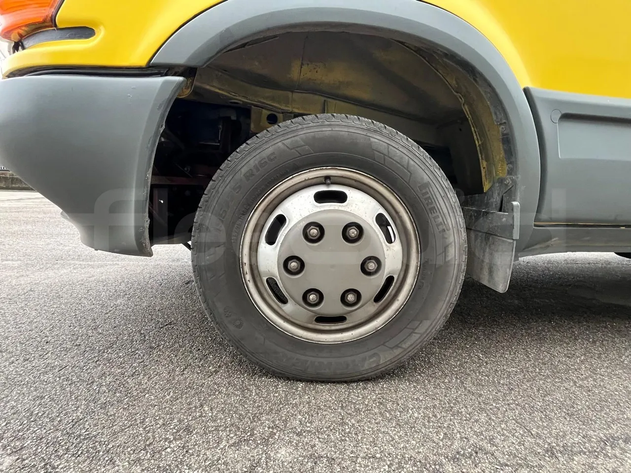Iveco Daily A40C/26 - EUR3 - 92kW - 6.948m - front left tire measurements