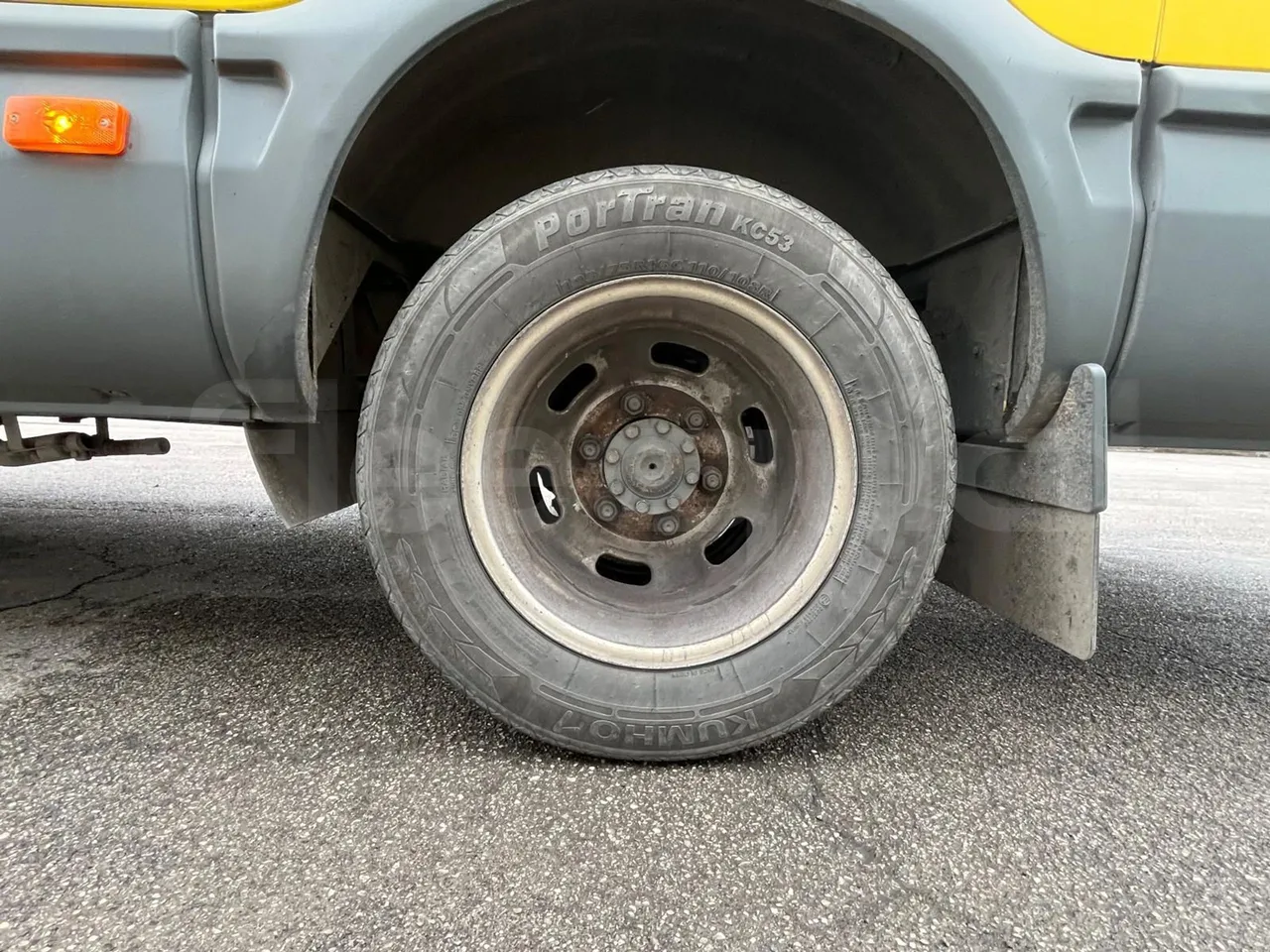Iveco Daily A40C/26 - EUR3 - 92kW - 6.948m - rear left tire photo