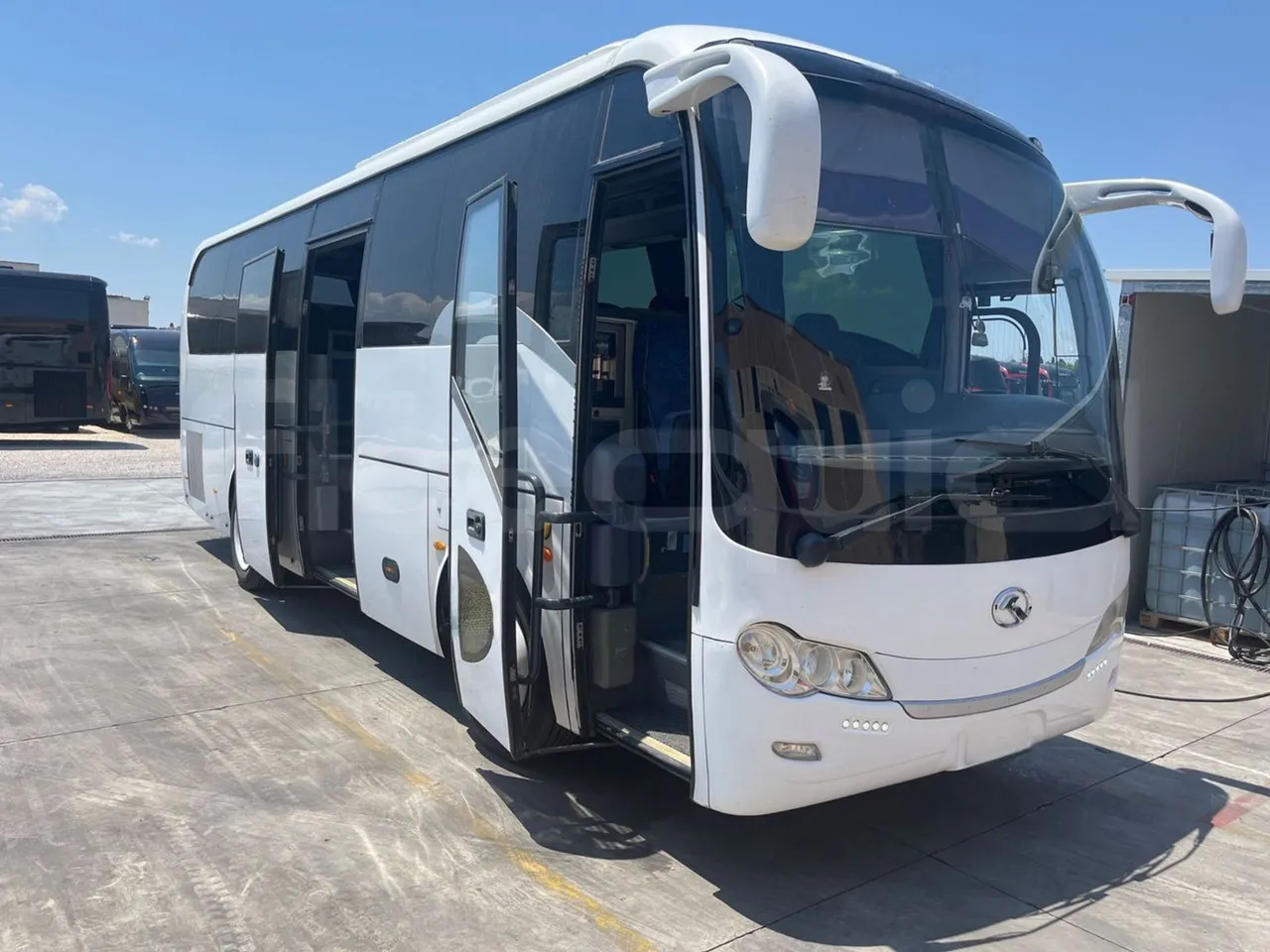 King Long XMQ6900 XMQ6900/ Euro 6 - 204 Kw - 8,995 Mt - 3/4 right front doors open